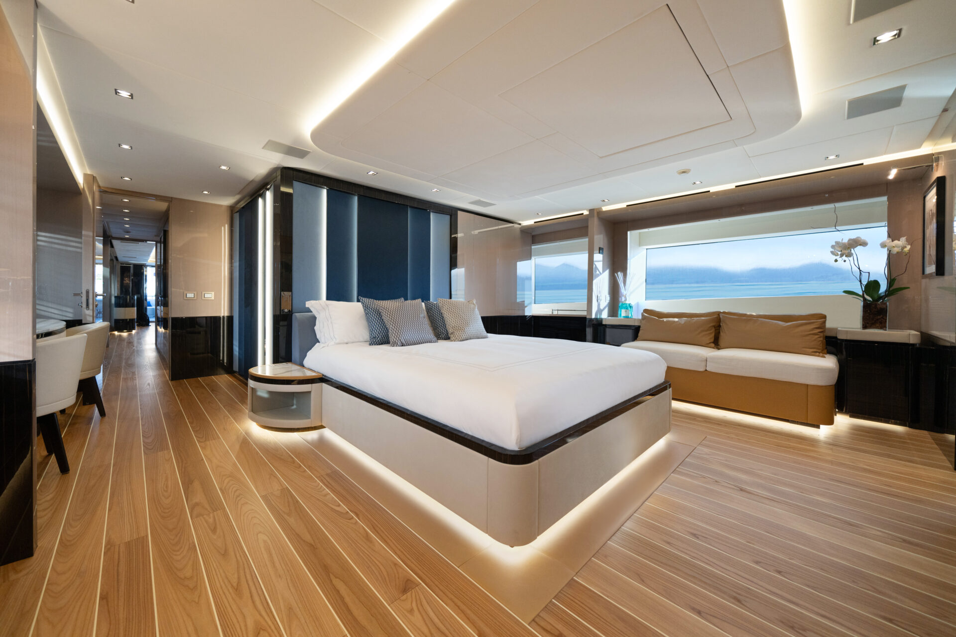 Cabina lussuosa Mangusta Yachts con vista mare