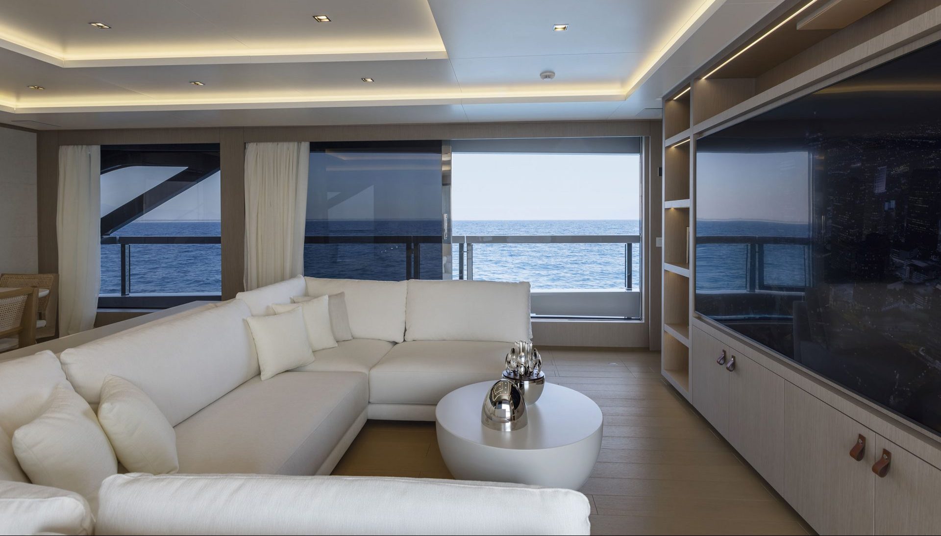 Salotto di lusso con vista mare su yacht Mangusta.