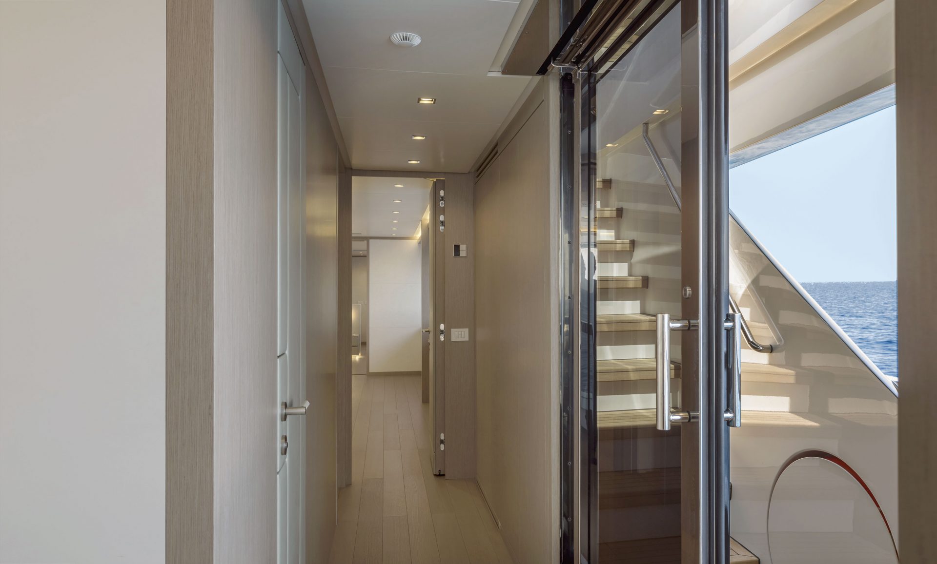 Interni eleganti Mangusta Yachts, corridoio e scale.