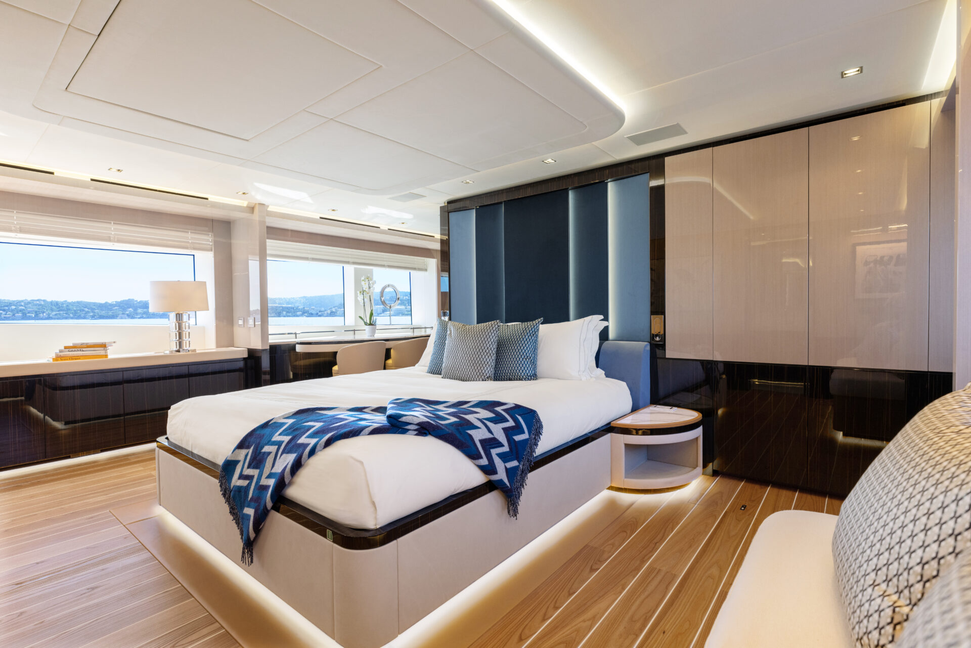 Cabina lussuosa sullo yacht Mangusta con vista mare.