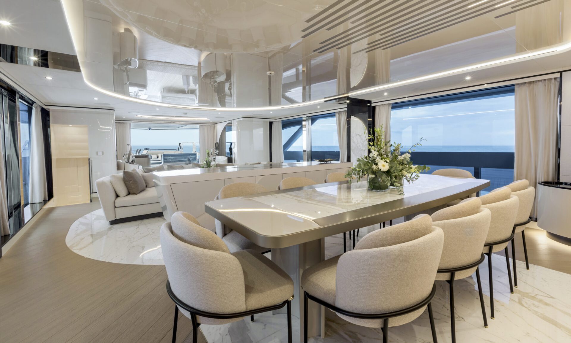 Sala da pranzo elegante su yacht Mangusta Yachts.