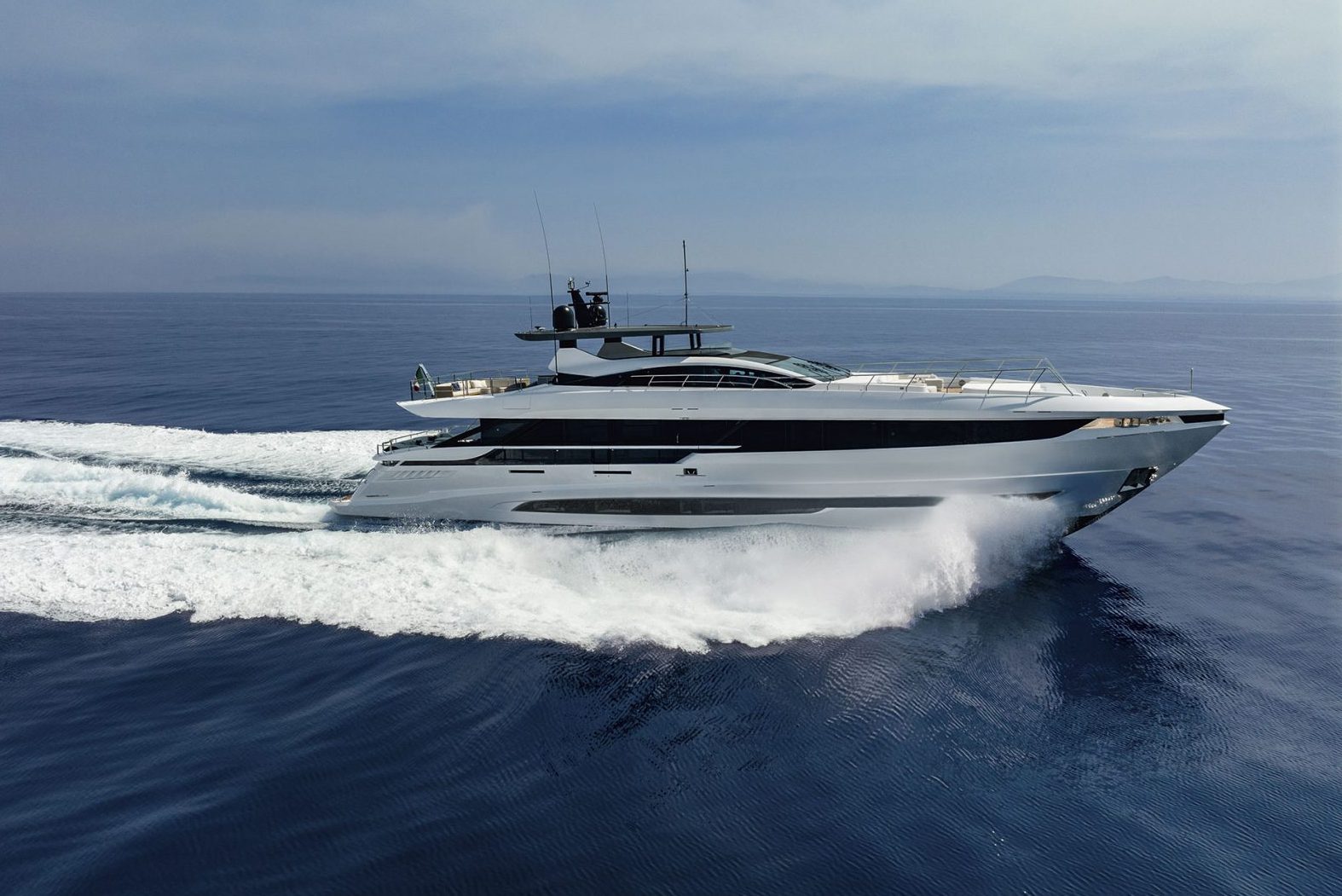 Yacht Mangusta in navigazione veloce sul mare.