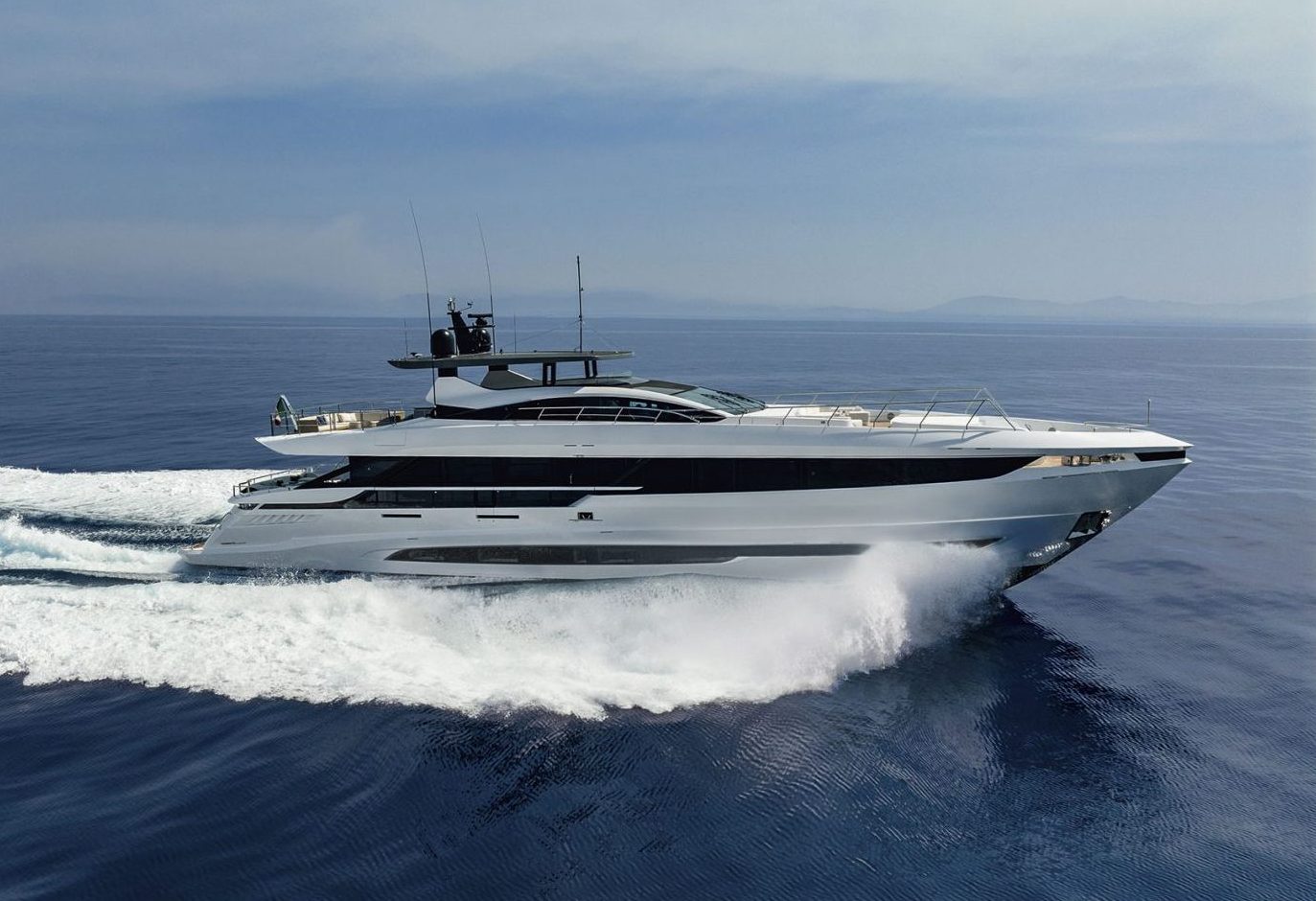 Yacht Mangusta in navigazione veloce sul mare.