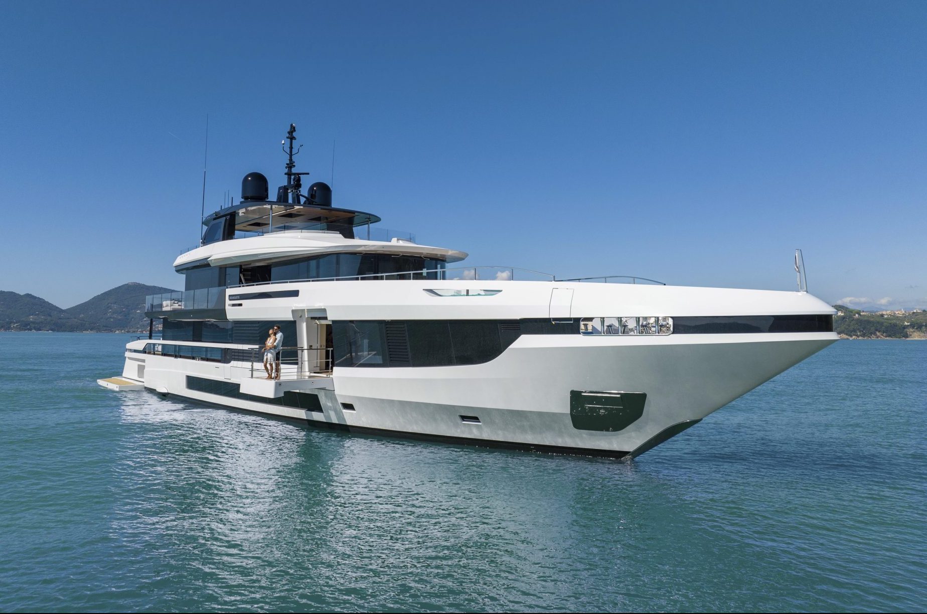 Yacht di lusso Mangusta in mare aperto