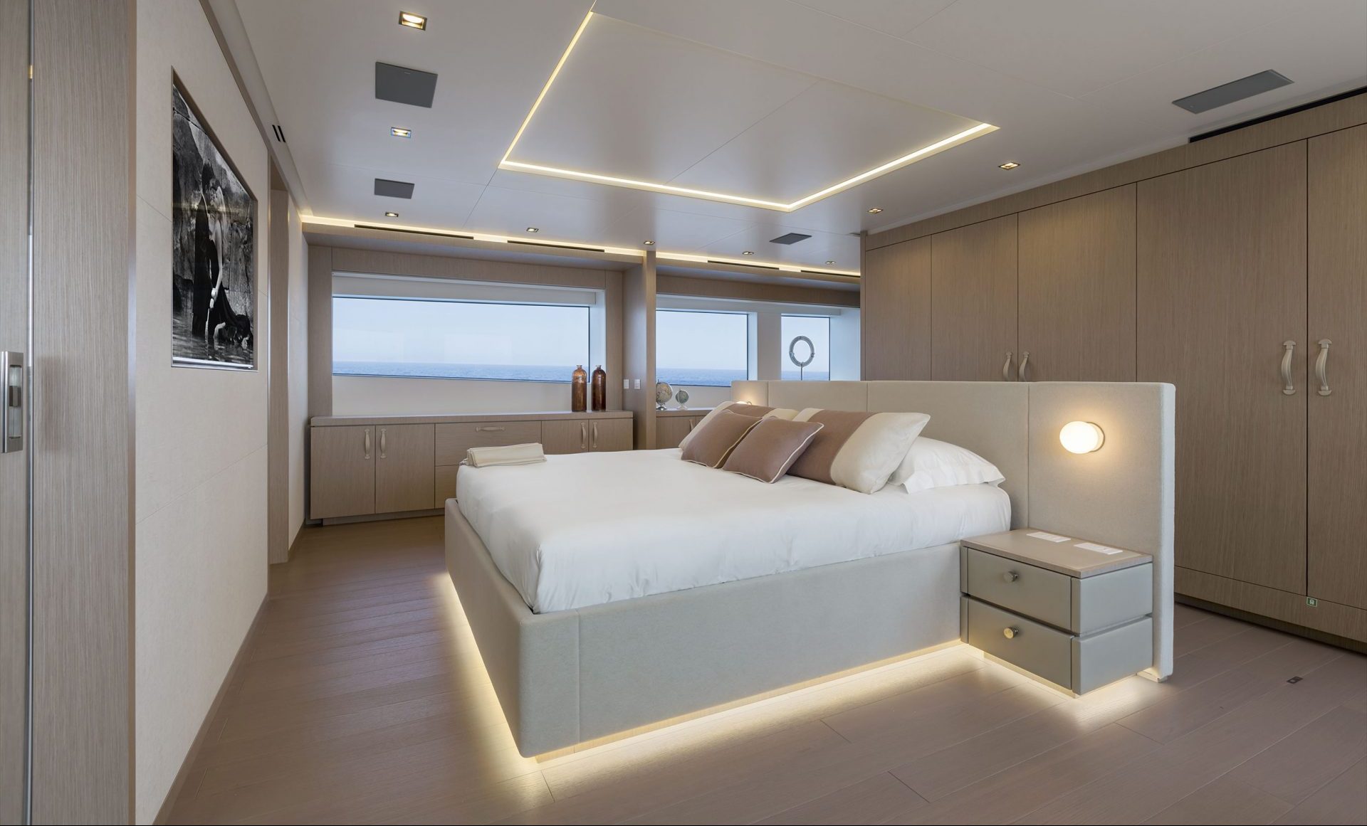 Cabina lussuosa su yacht Mangusta con letto matrimoniale.
