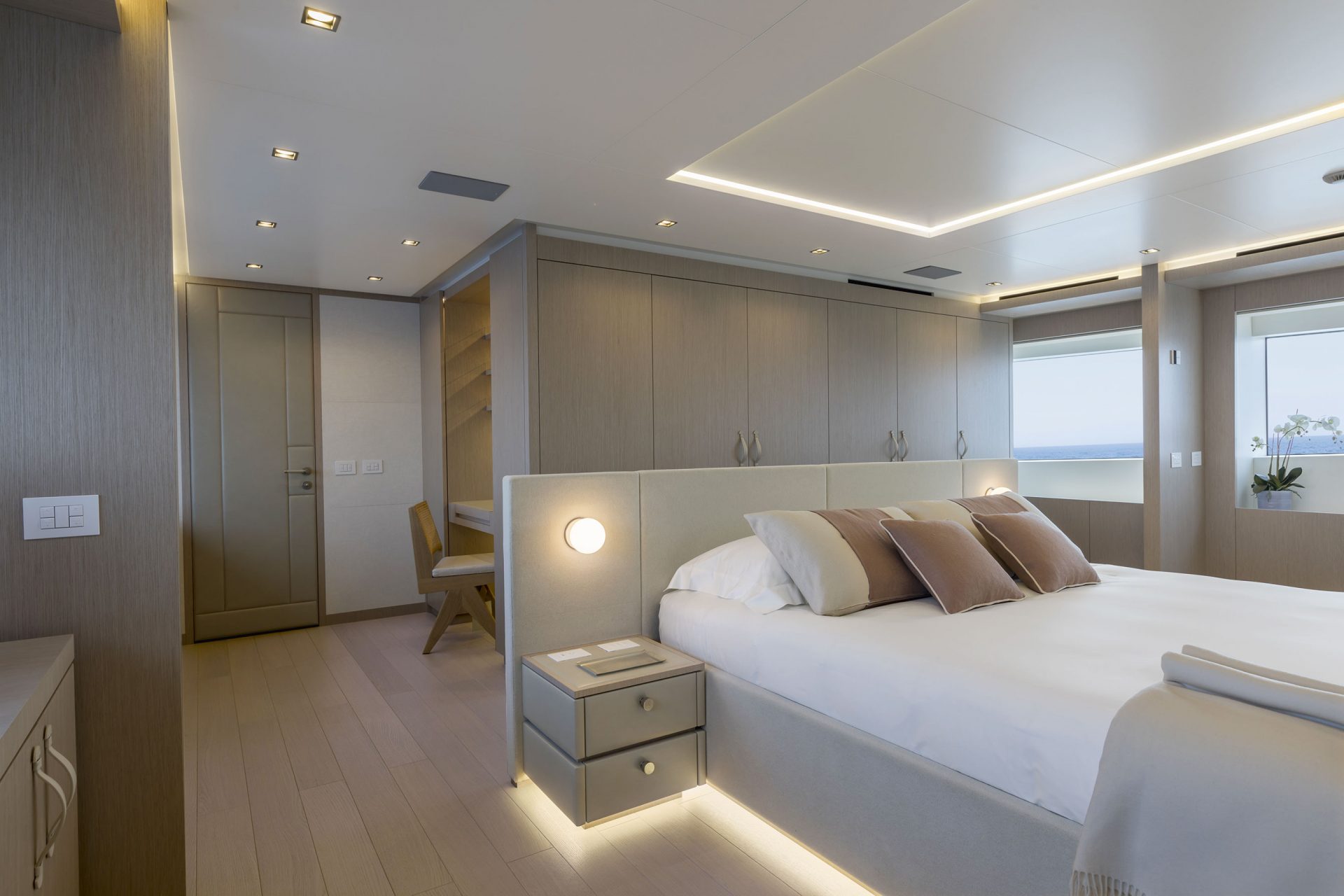 Interni eleganti cabina letto yacht Mangusta Yachts