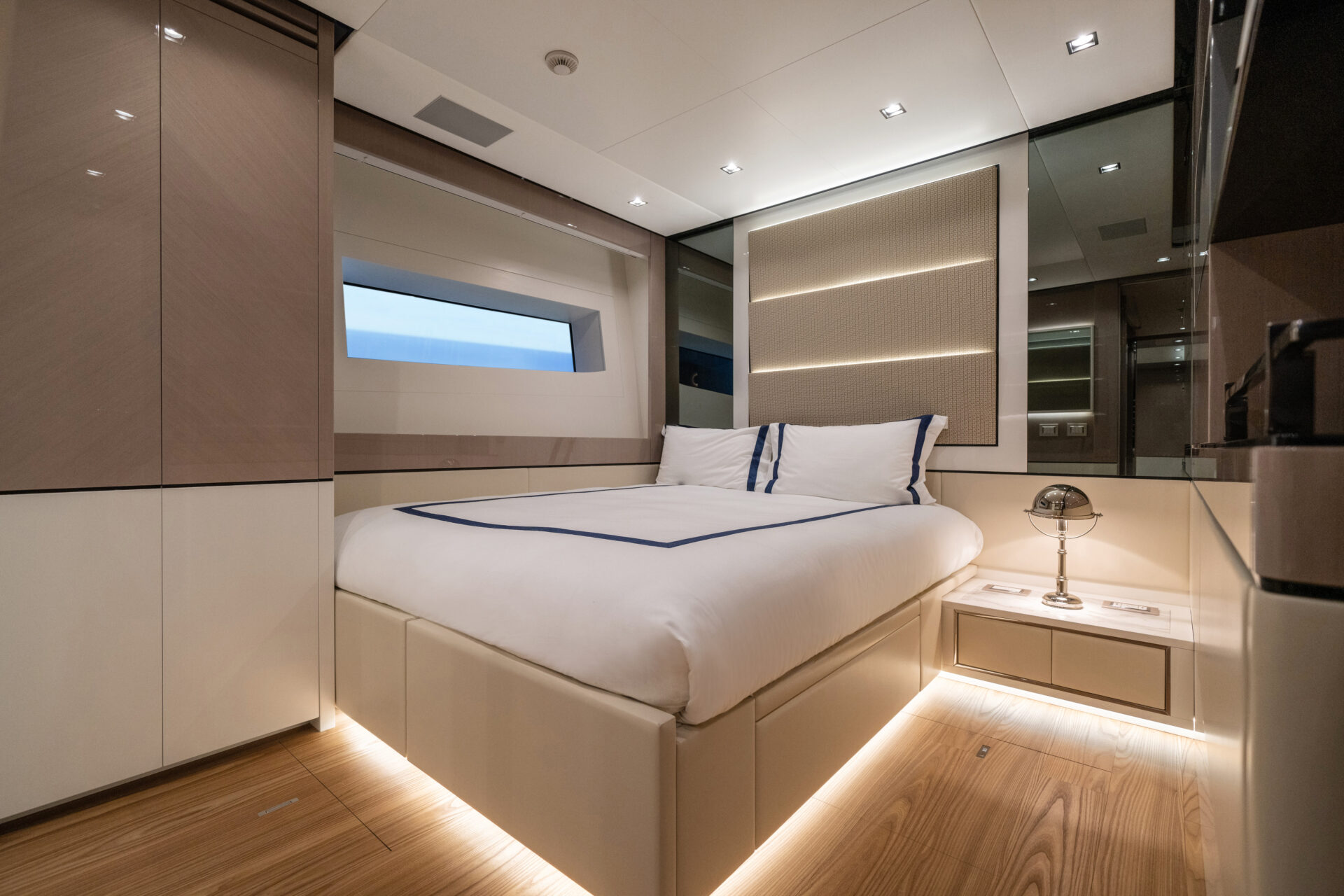 Cabina lussuosa Mangusta Yachts con letto matrimoniale.