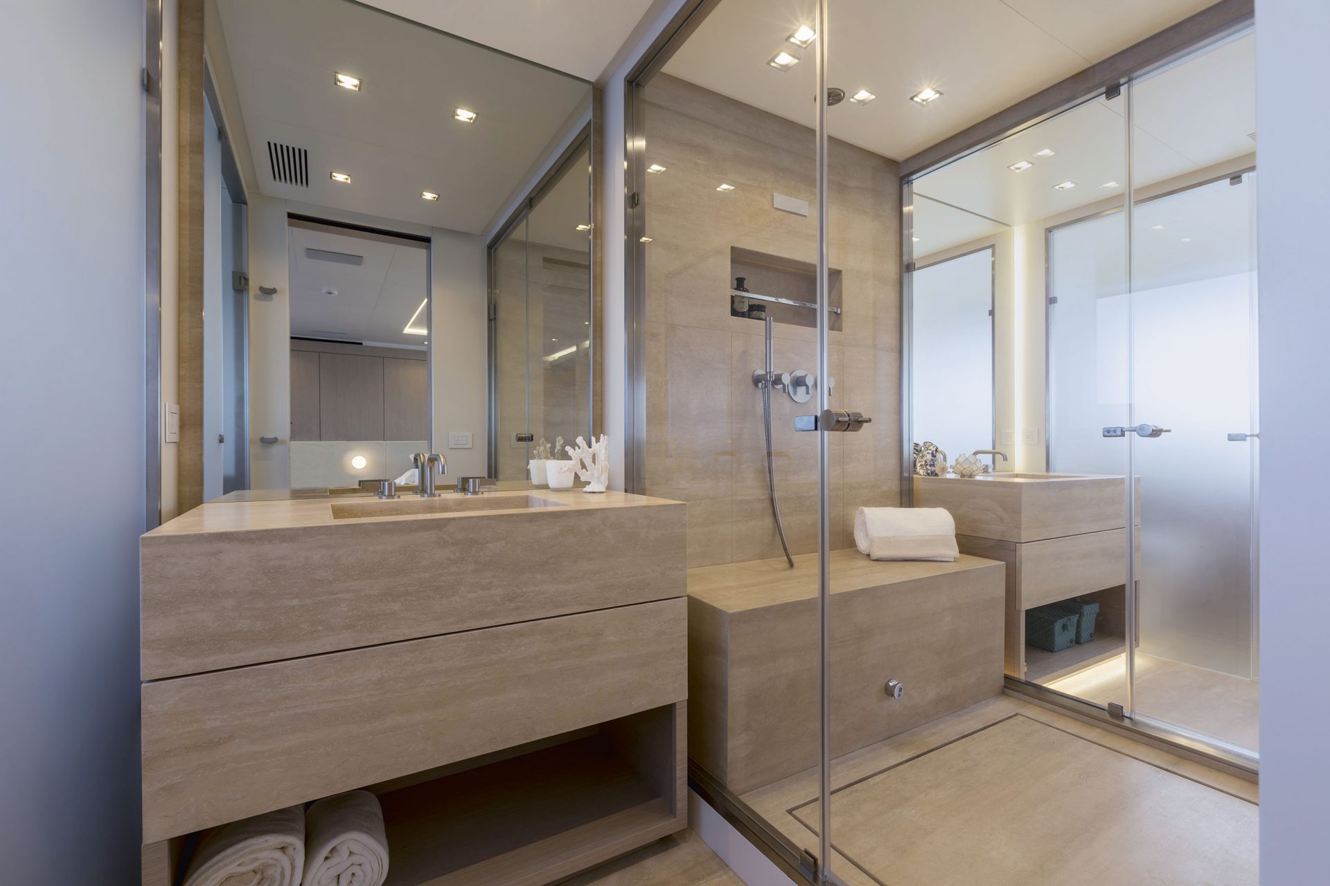 Bagno moderno e lussuoso su yacht Mangusta