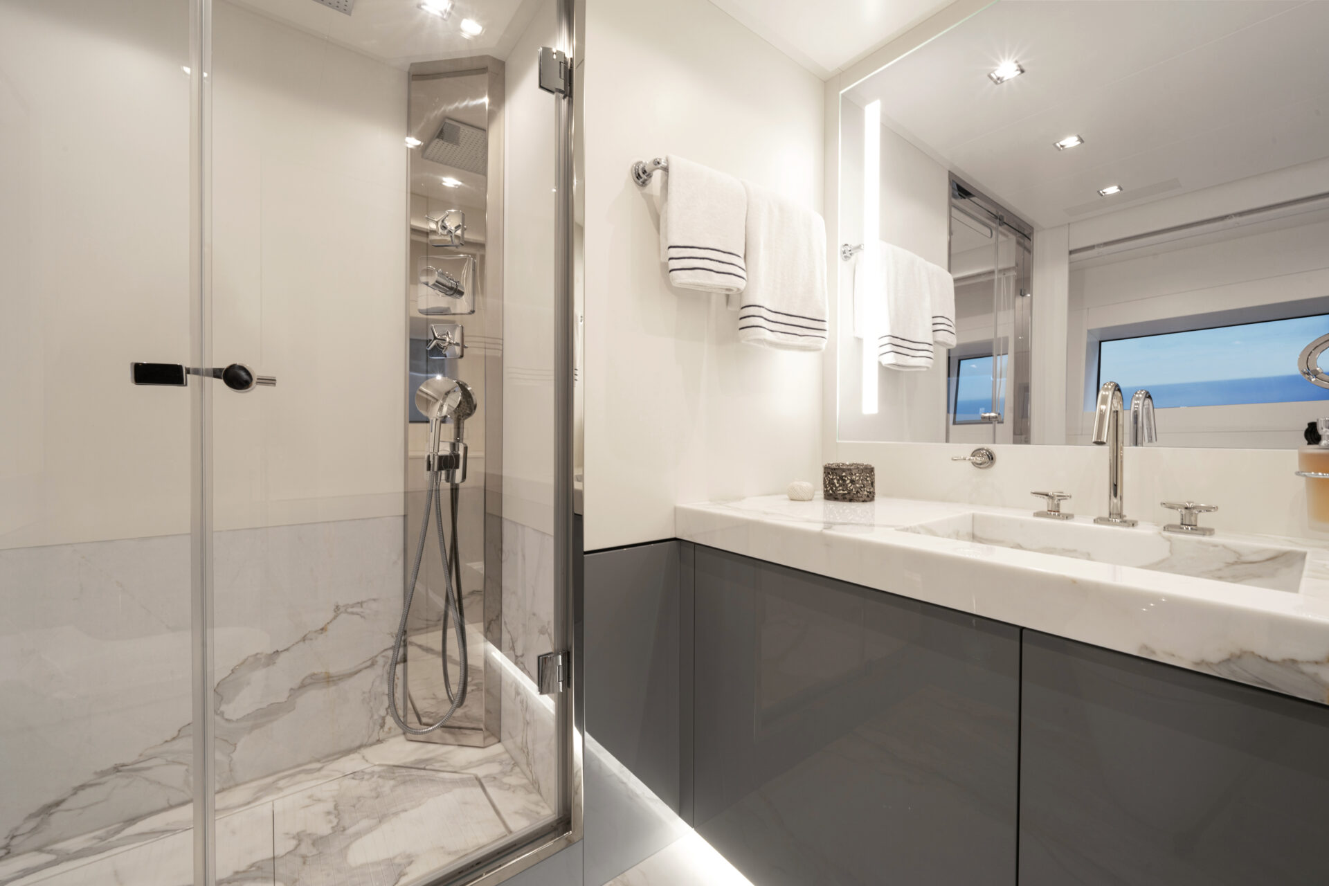 Bagno di lusso Mangusta Yachts con doccia in marmo