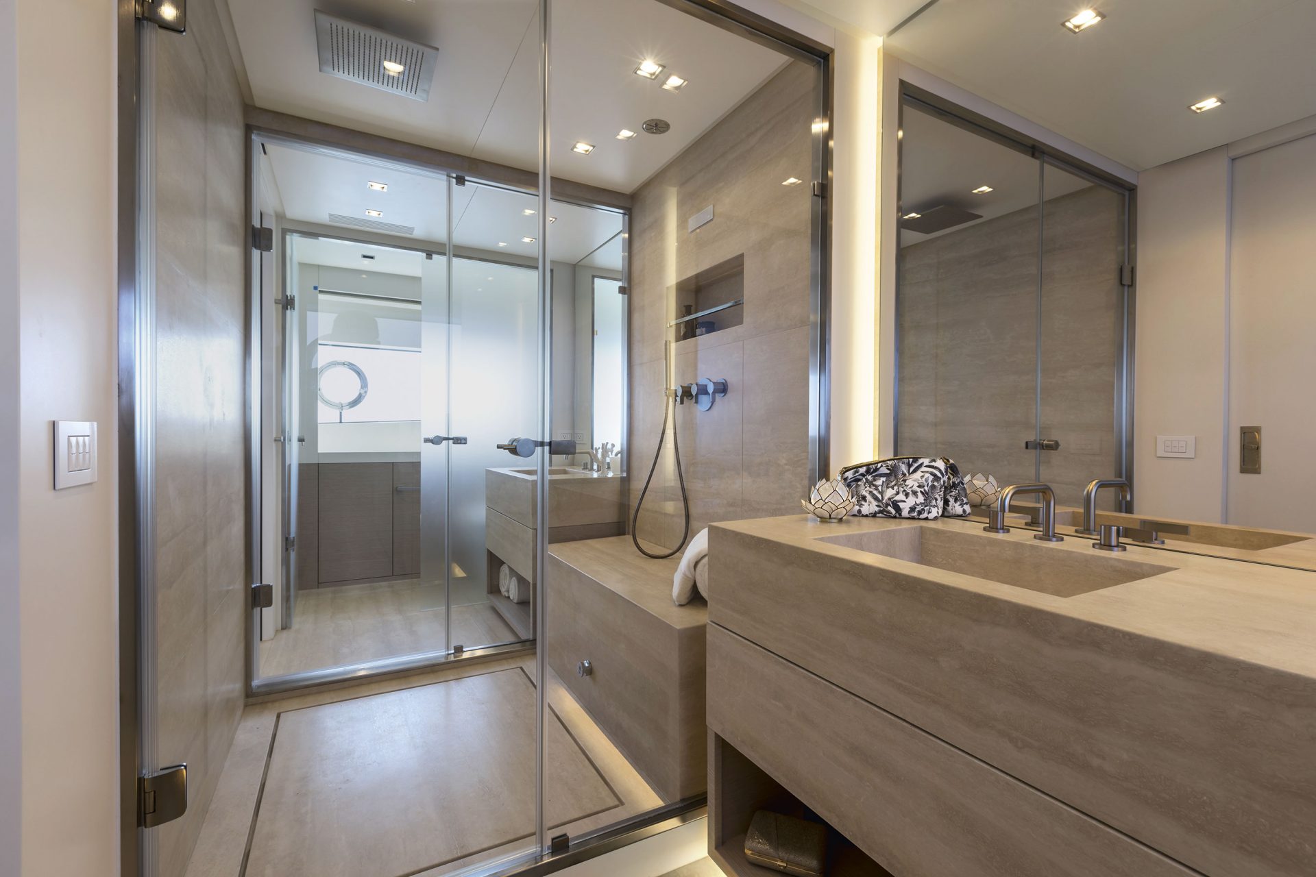 Bagno di lusso Mangusta Yachts con doccia moderna.