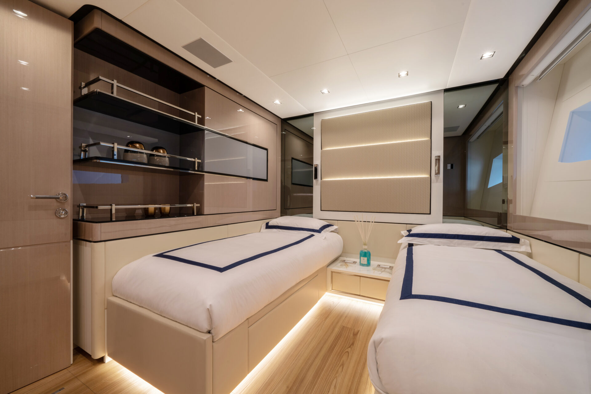 Cabina doppia elegante su yacht di lusso Mangusta