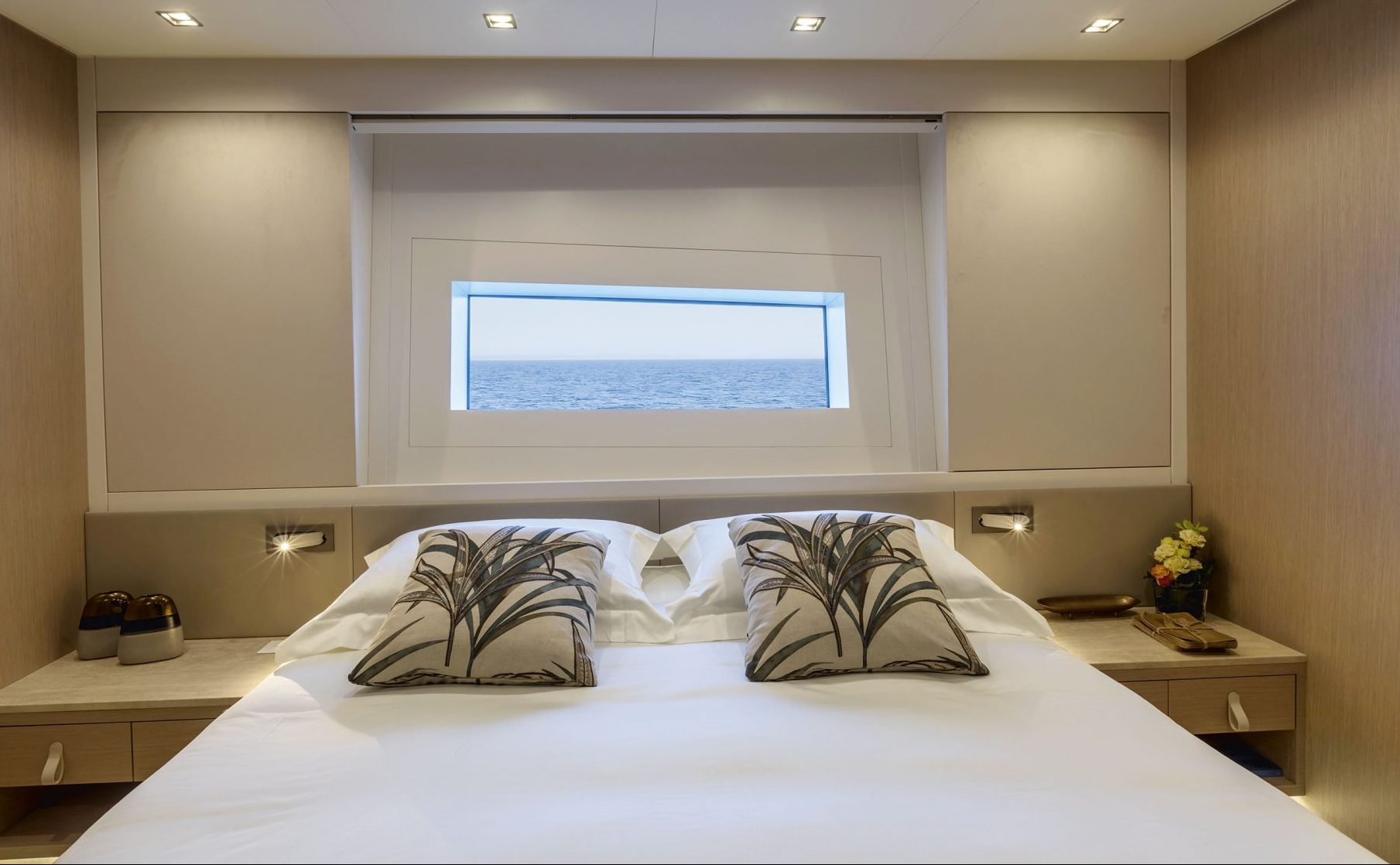 Camera di lusso Mangusta Yachts vista mare