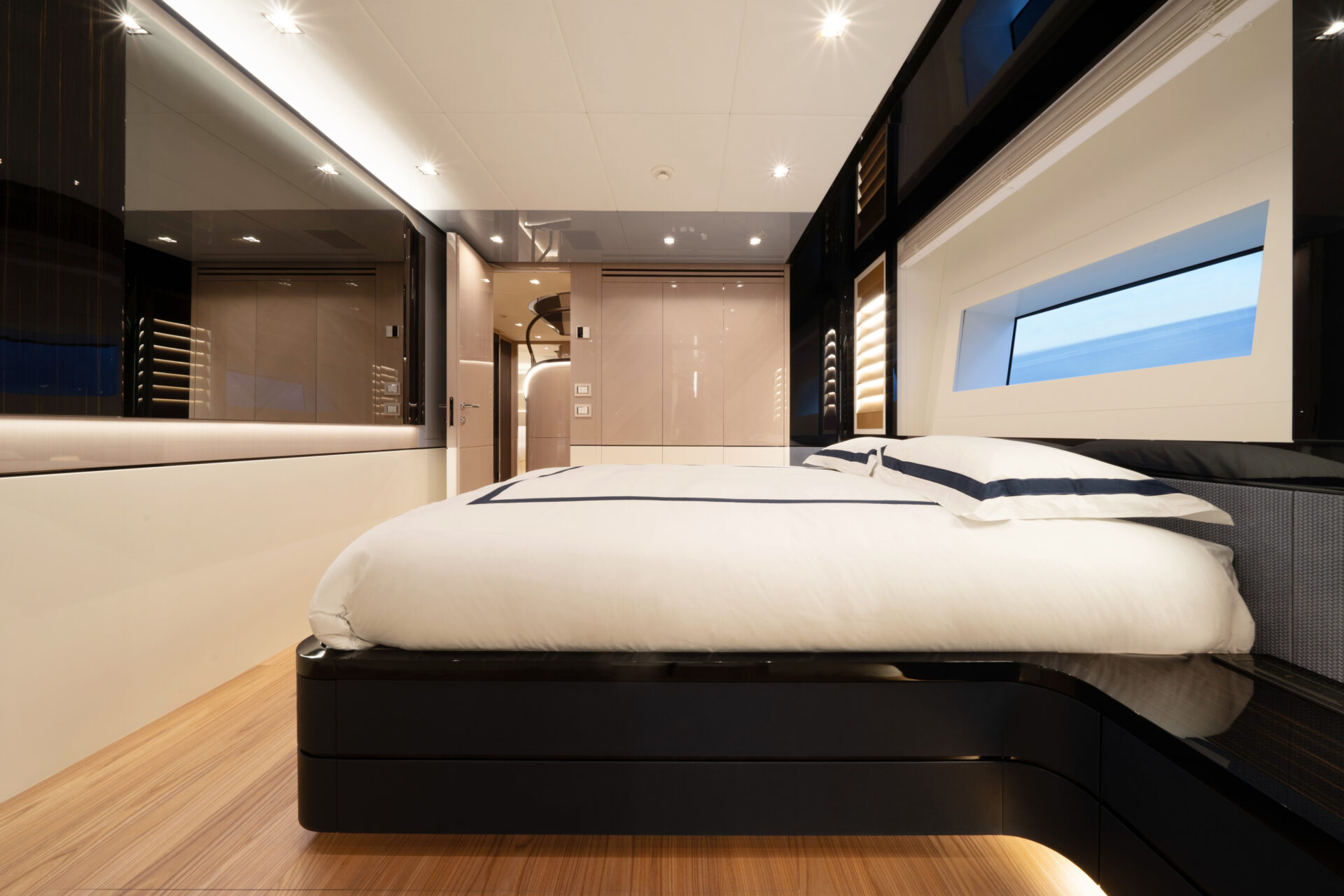 Cabina di lusso Mangusta Yachts modernamente arredata