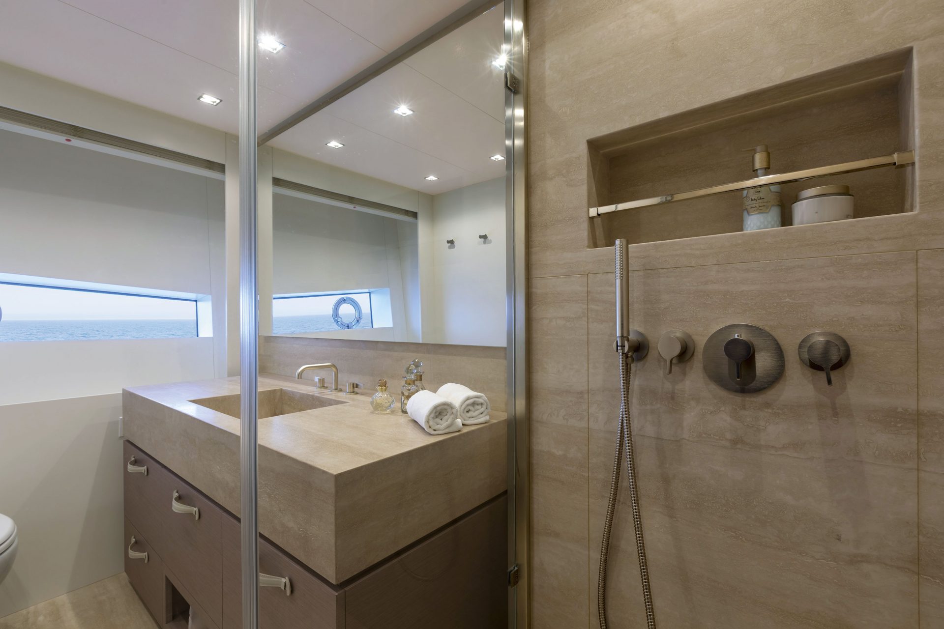 Bagno di lusso a bordo di uno yacht Mangusta