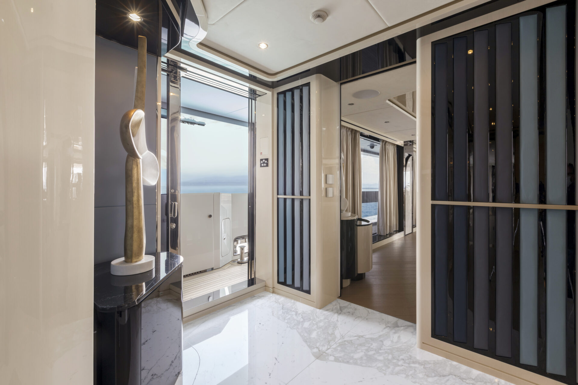 Interni eleganti di un yacht Mangusta con vista mare.