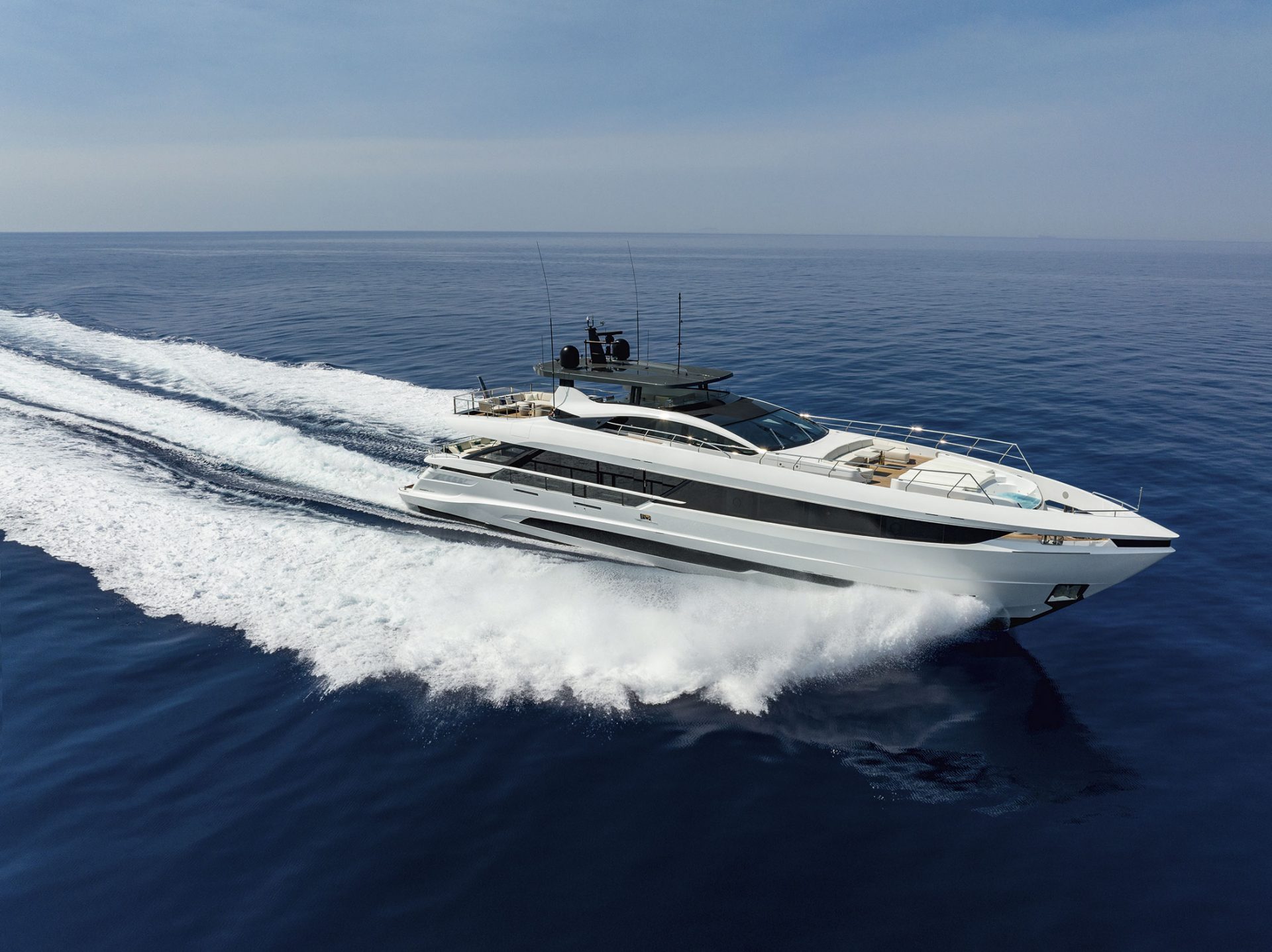Yacht Mangusta solca mari azzurri ad alta velocità.