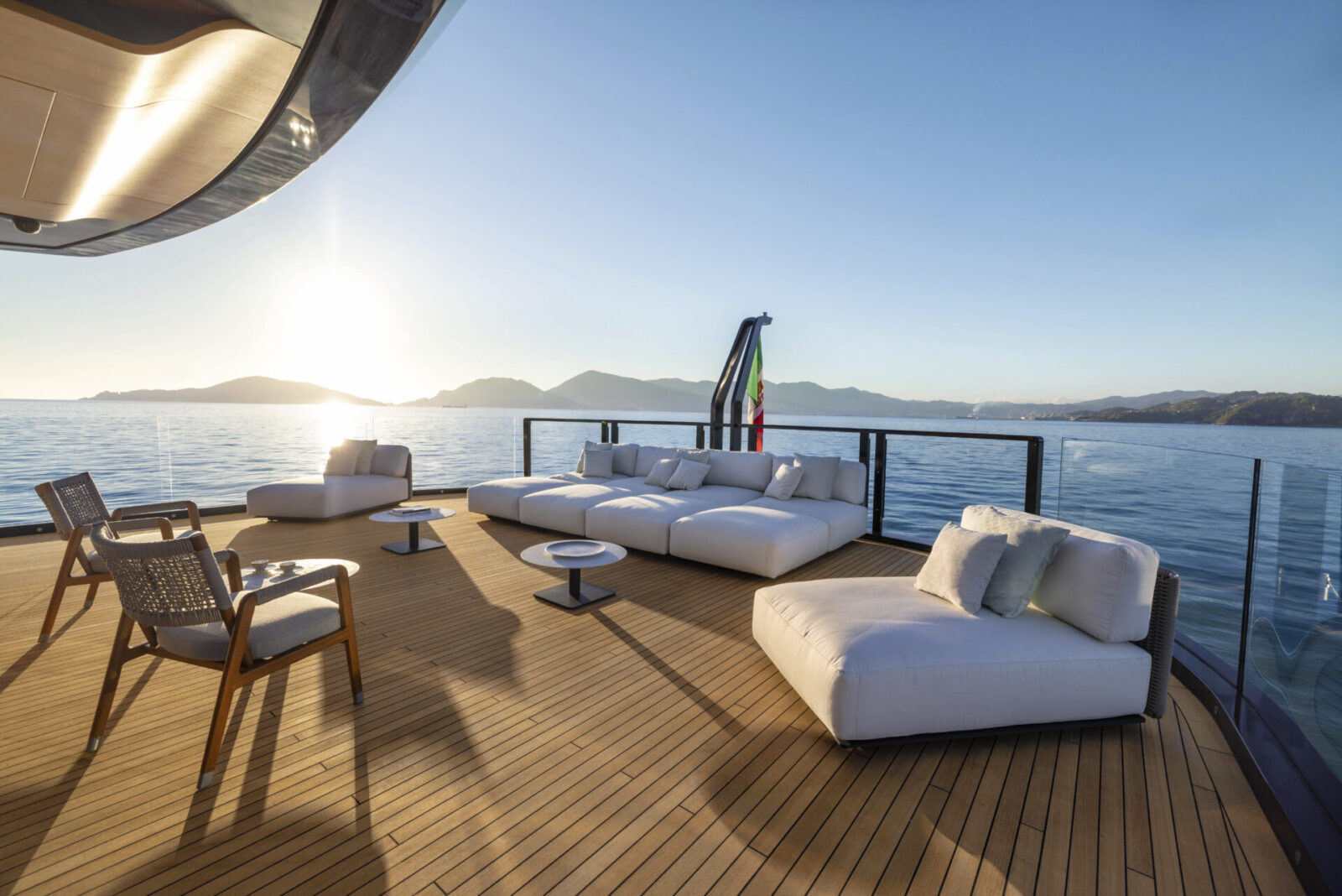 Terrazza relax Mangusta Yachts al tramonto sul mare