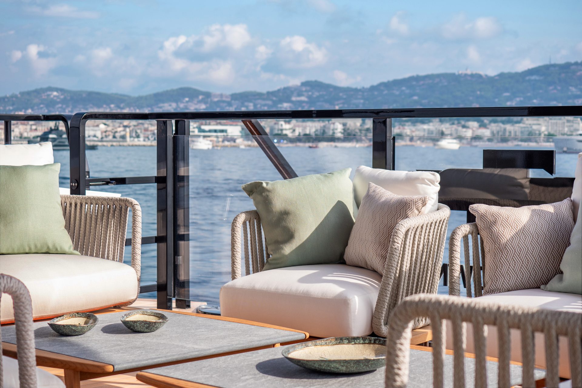 Zona relax sul ponte di uno yacht Mangusta