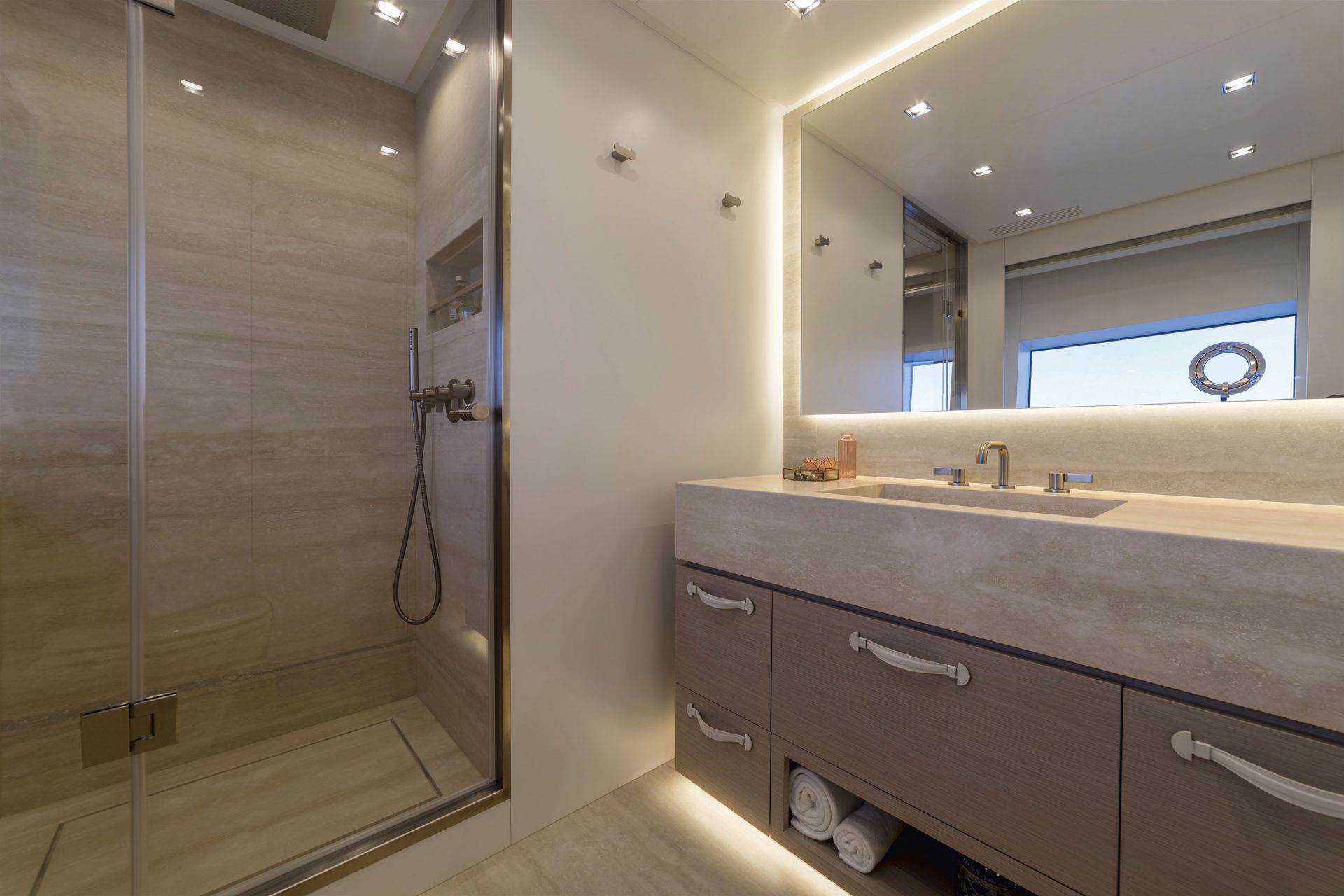 Bagno moderno in yacht Mangusta con doccia elegante.