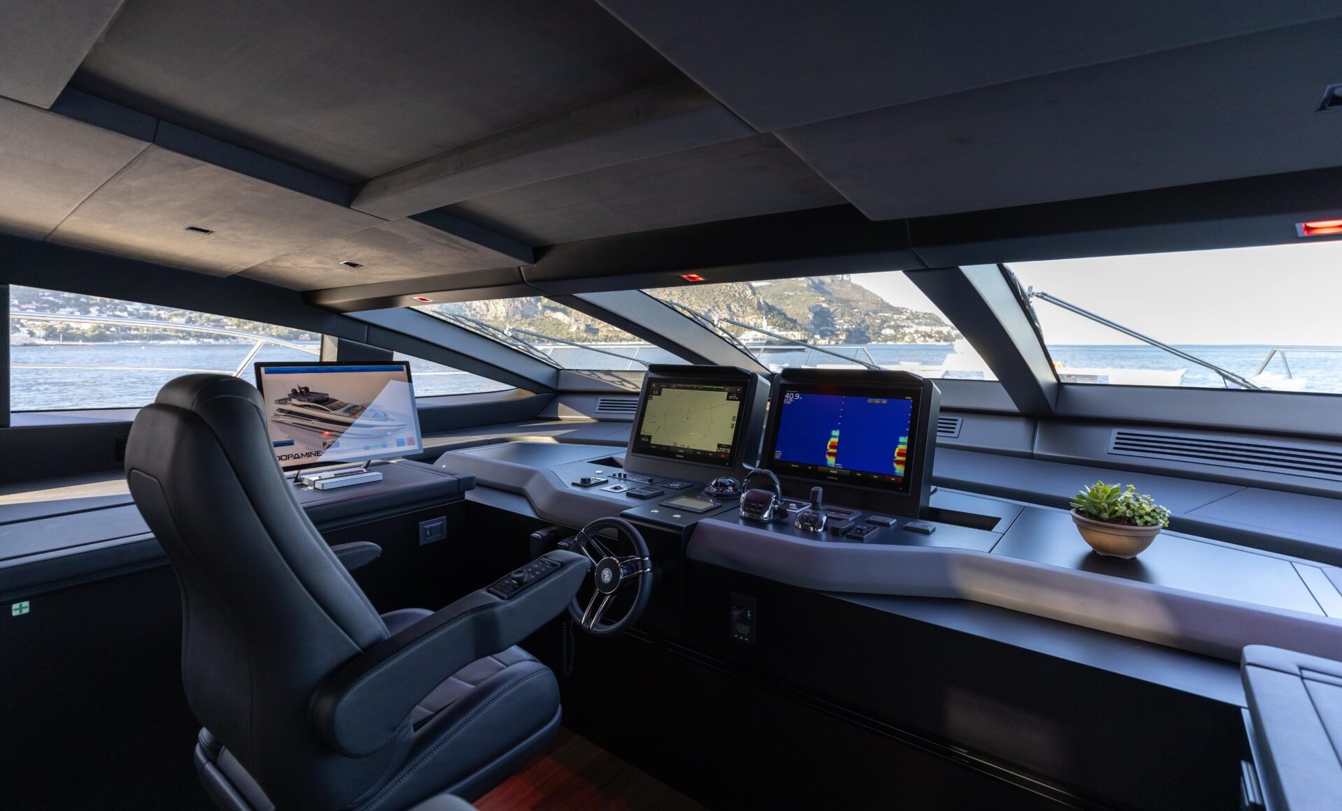 Ponte di comando di Mangusta Yachts con strumentazione avanzata.