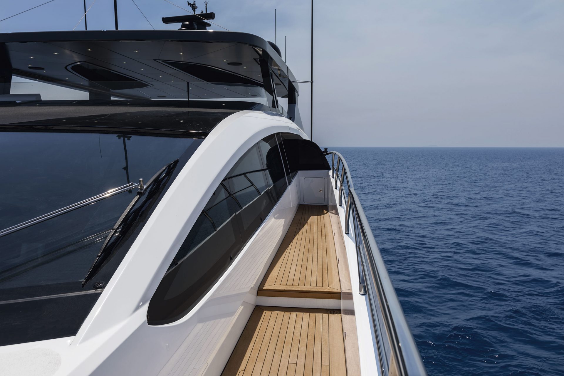 Camminata laterale yacht di lusso sul mare aperto