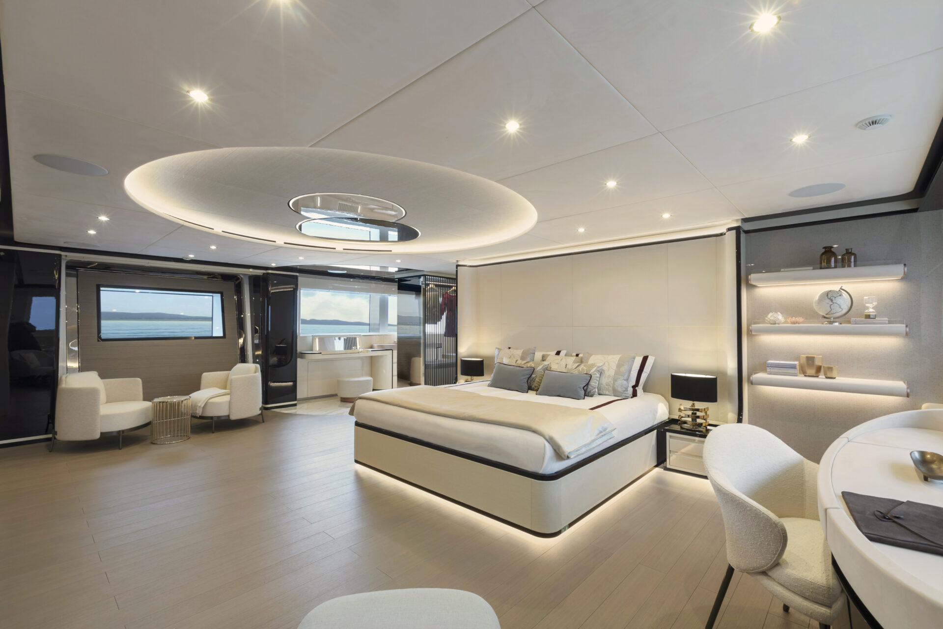Lussuosa cabina matrimoniale di uno yacht Mangusta.