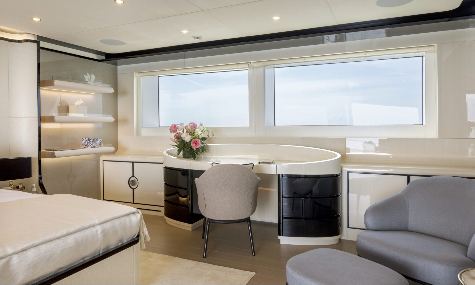 Cabina di lusso su yacht Mangusta con vista mare.