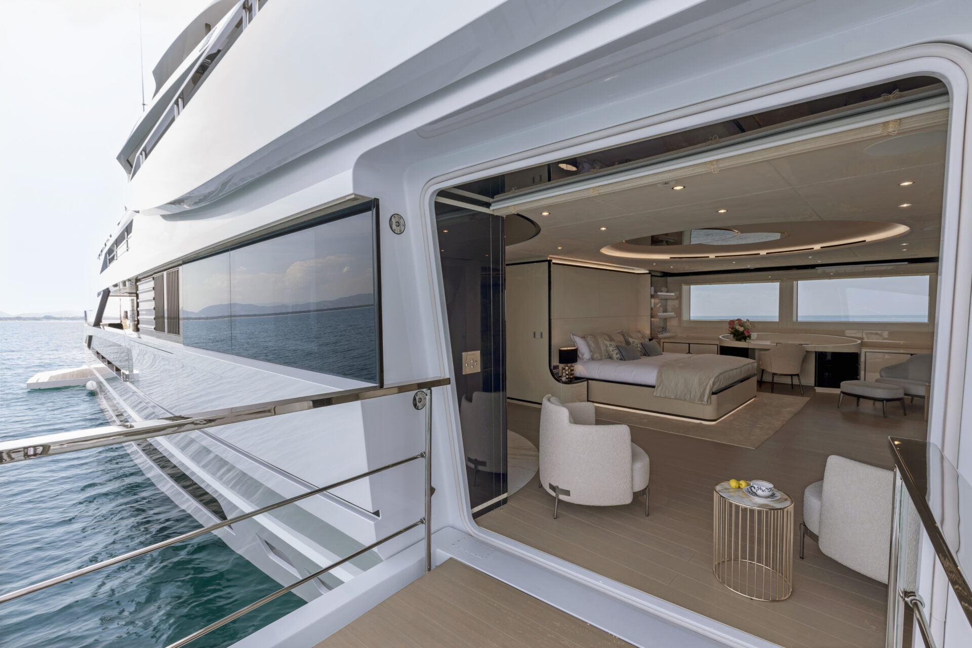 Interni lussuosi cabina Mangusta Yachts con vista mare.