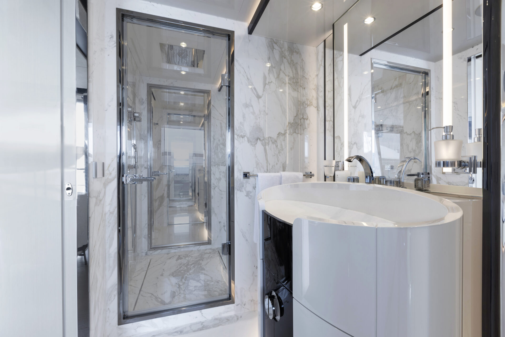 Bagno di lusso in marmo su yacht Mangusta.