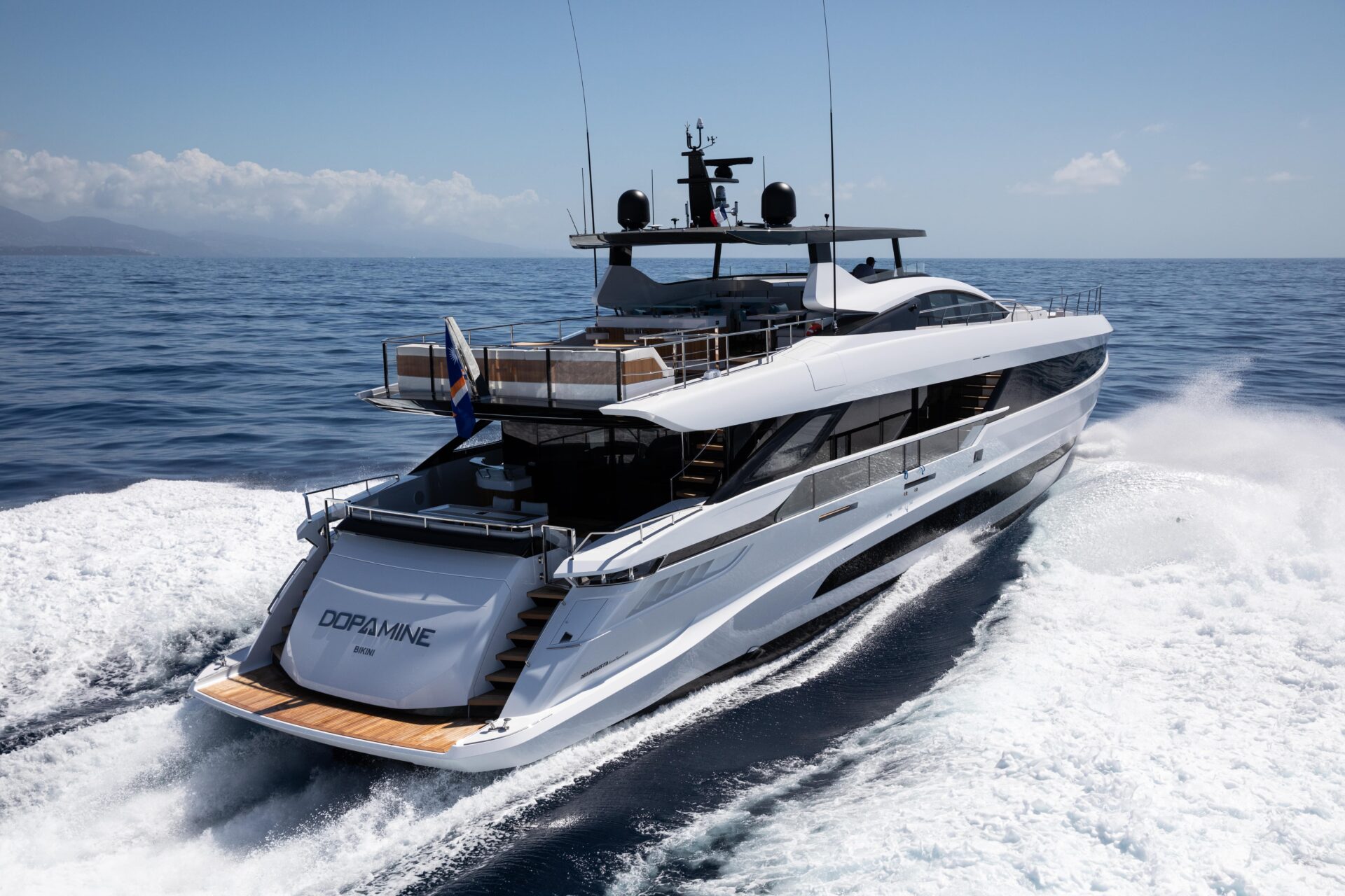 Yacht Mangusta in navigazione sull'oceano.
