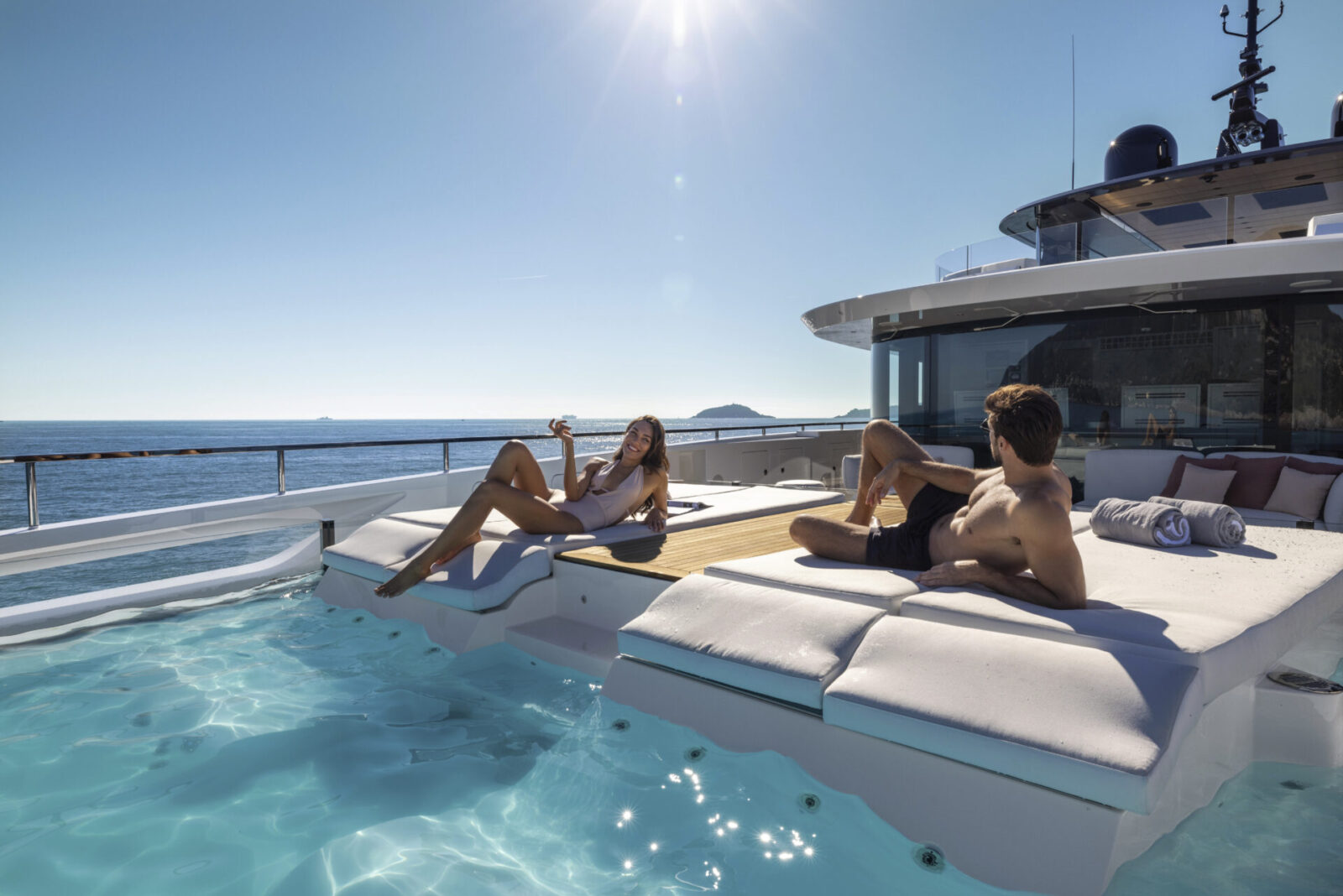 Relax a bordo piscina su yacht Mangusta Yachts.