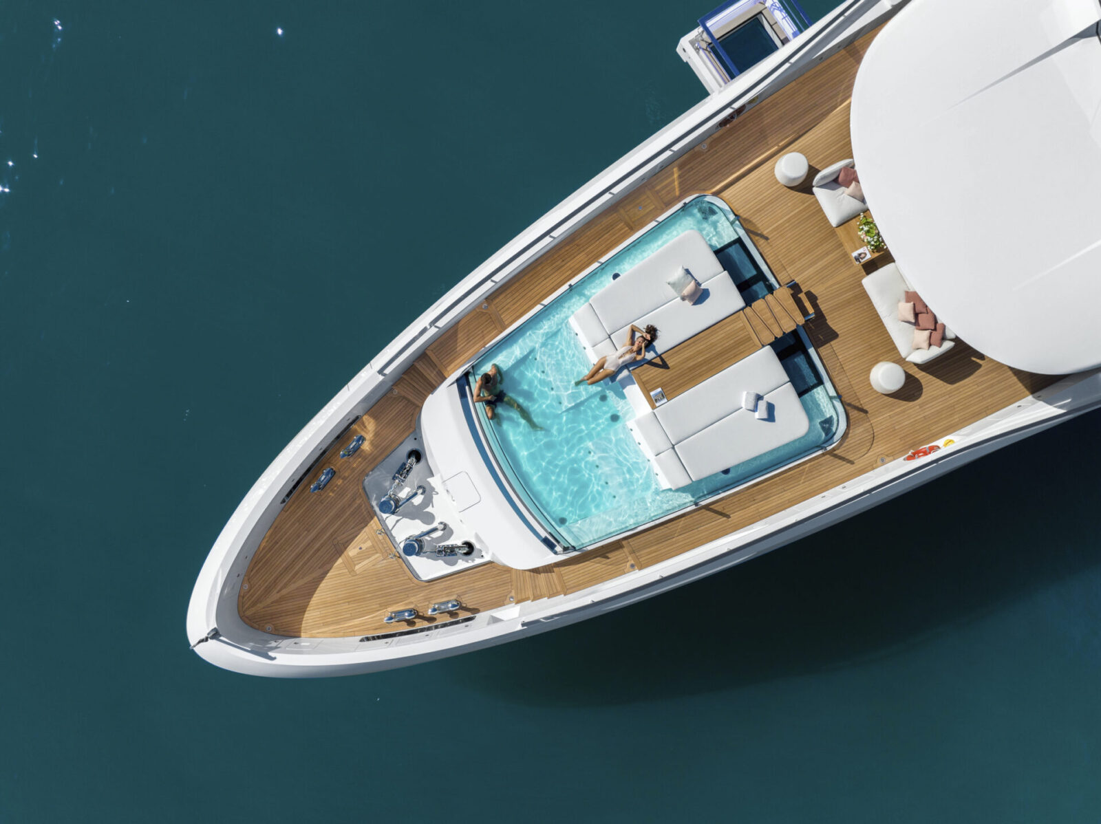 Yacht Mangusta con piscina e zona relax sull'acqua.