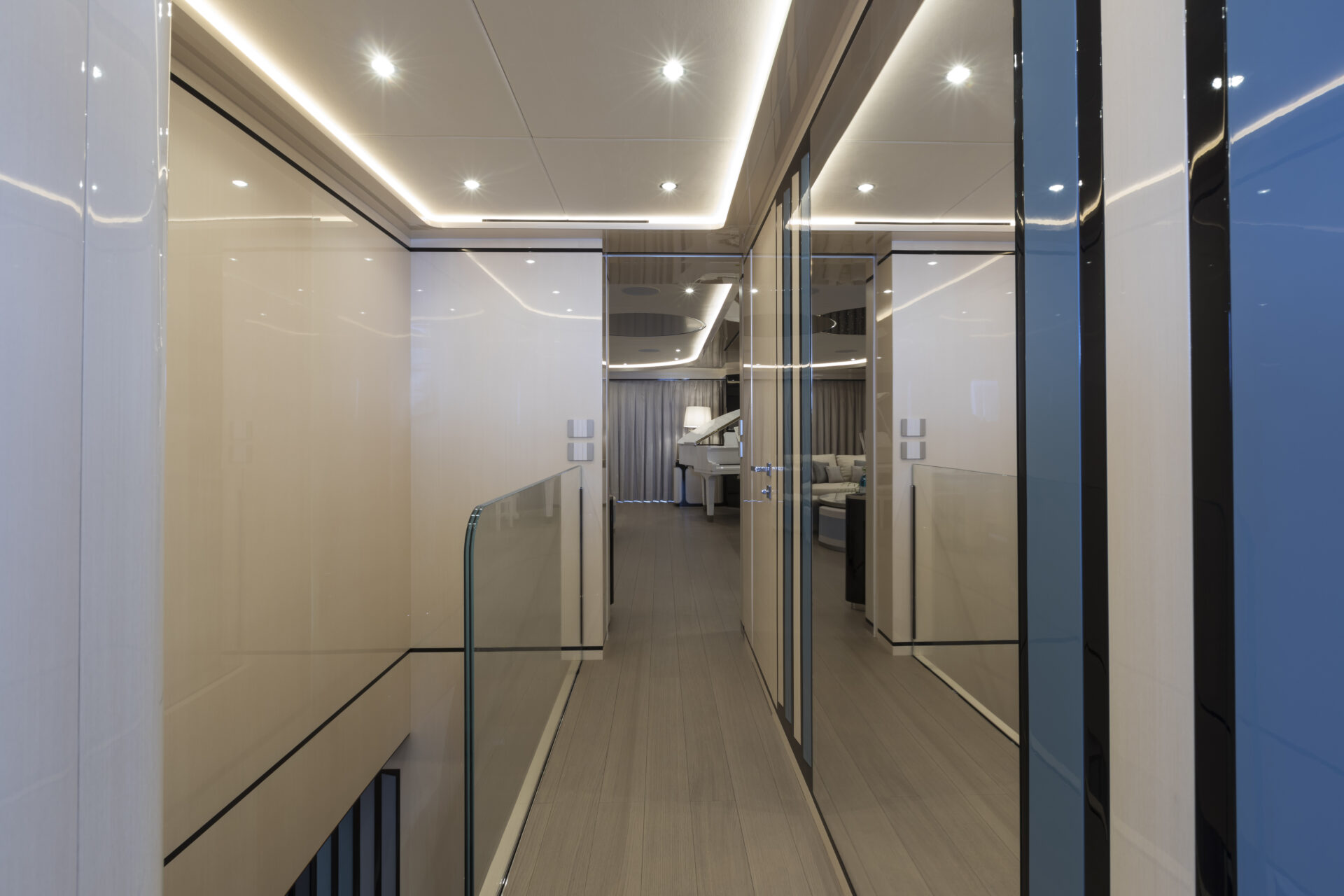Interni eleganti yacht Mangusta, corridoio moderno.