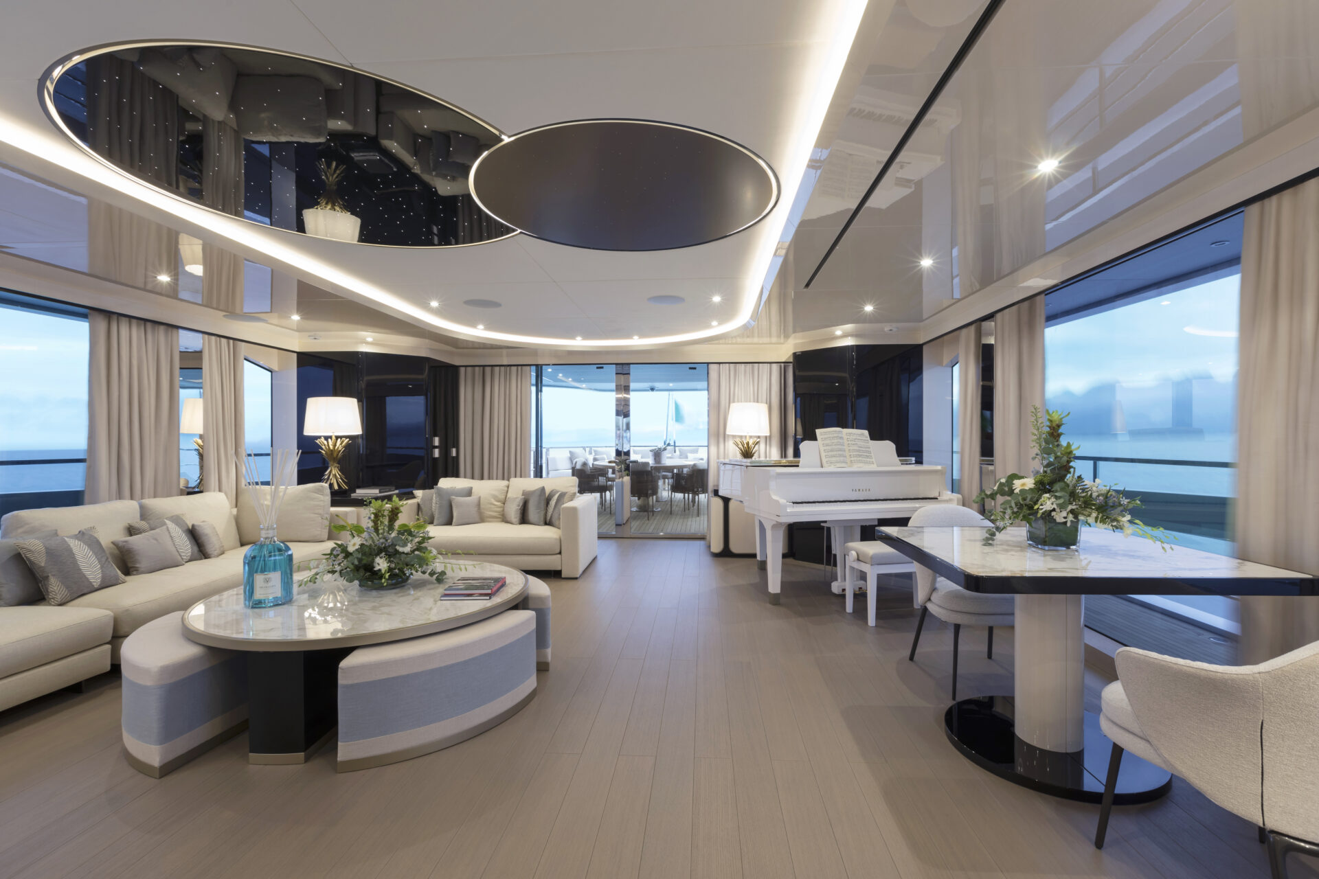Salone di lusso con pianoforte su yacht Mangusta