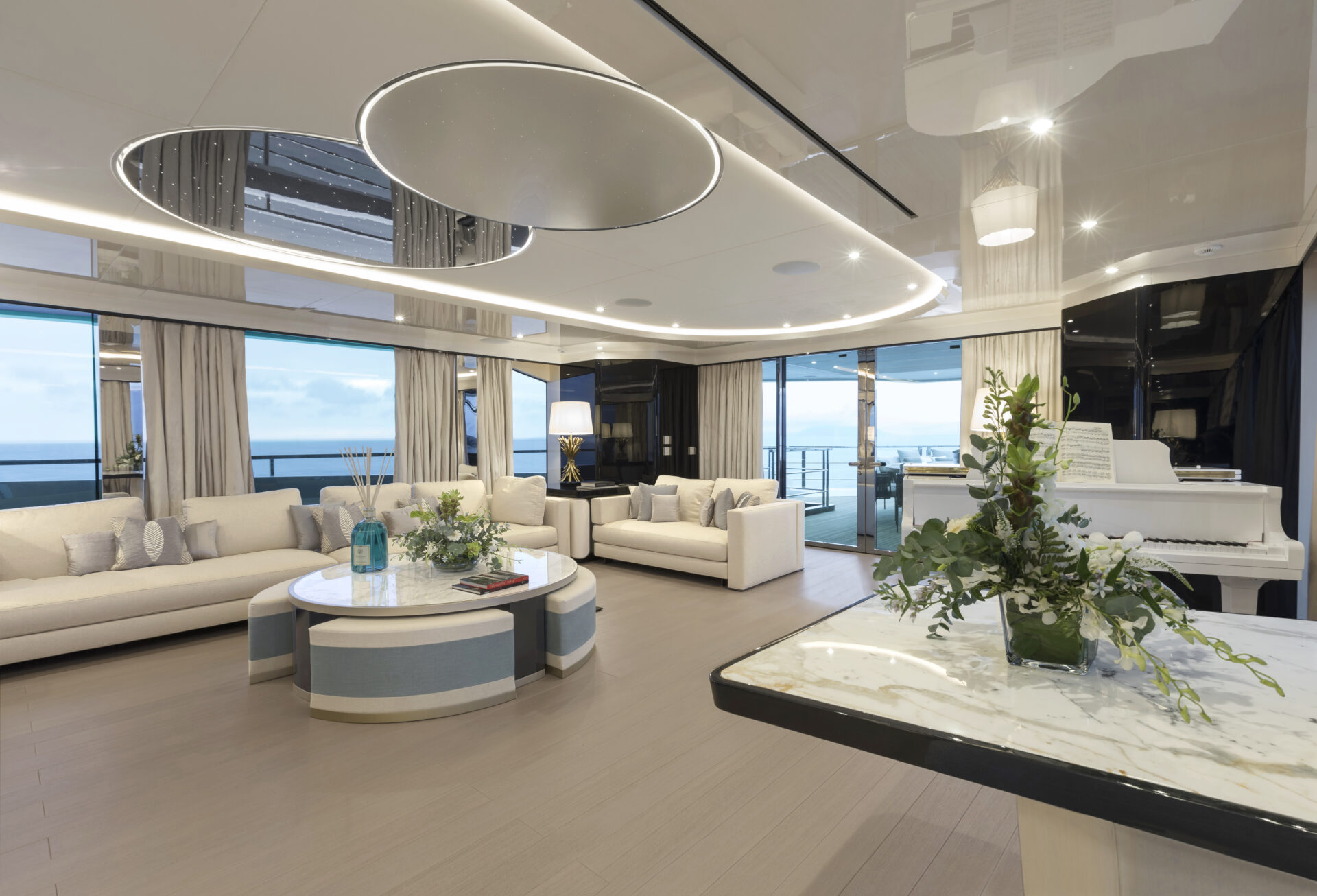 Salotto lussuoso su yacht Mangusta con vista mare.