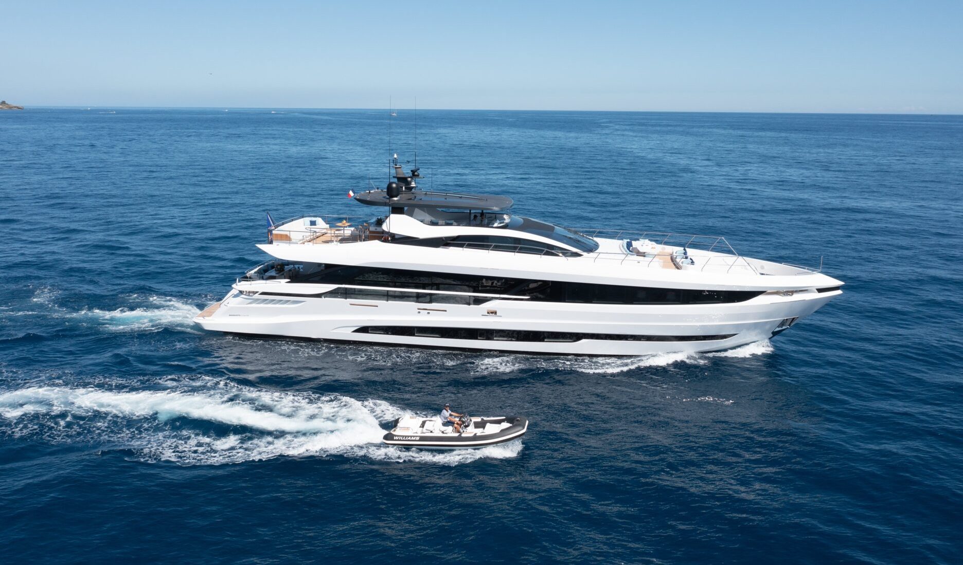 Yacht Mangusta in navigazione sul mare.