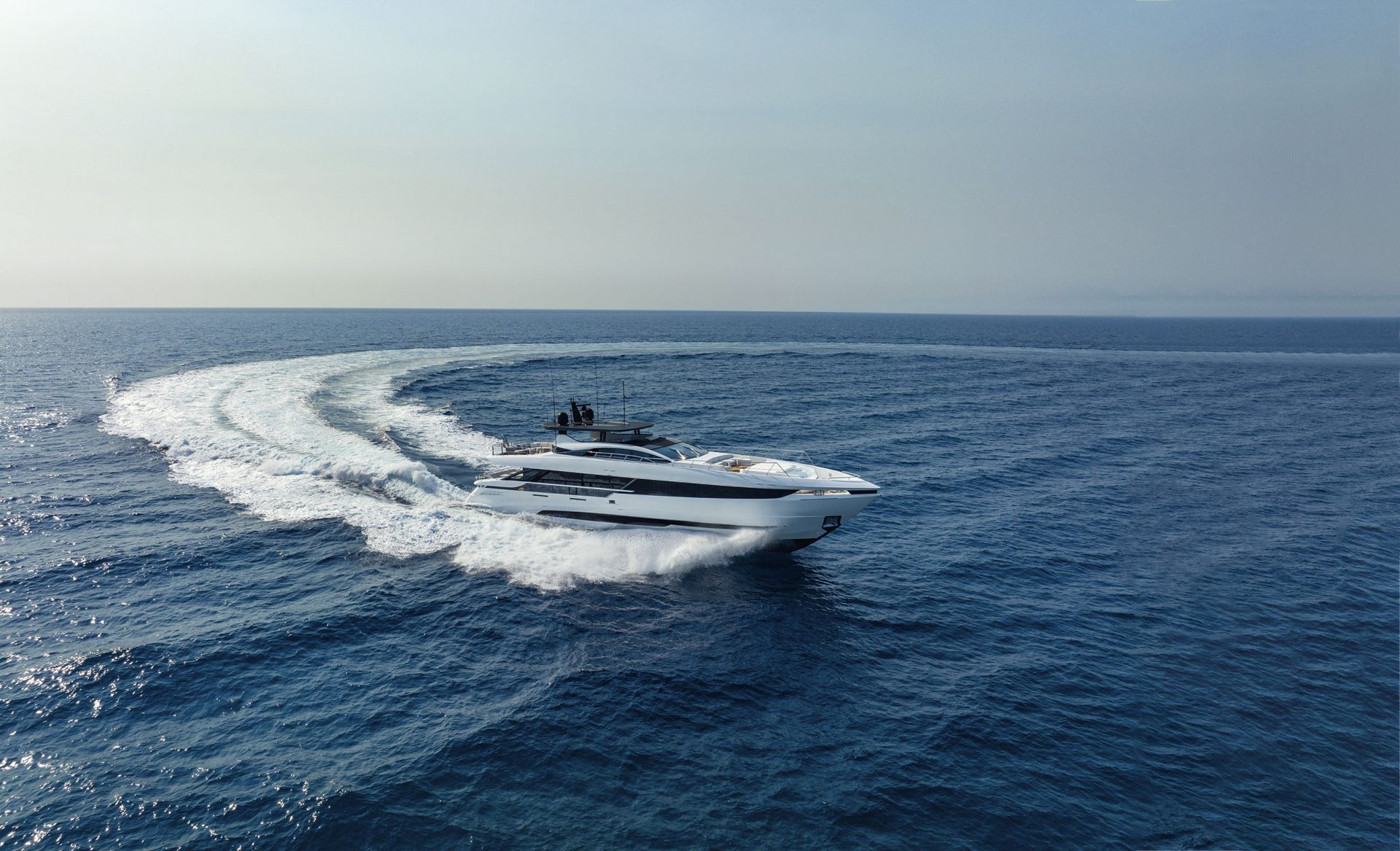 Yacht Mangusta naviga veloce sul mare aperto.