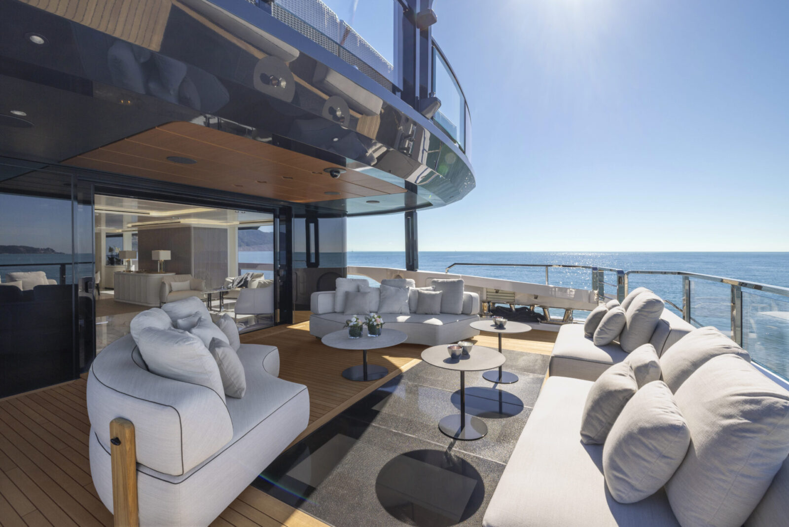 Terrazza panoramica di lusso su yacht Mangusta