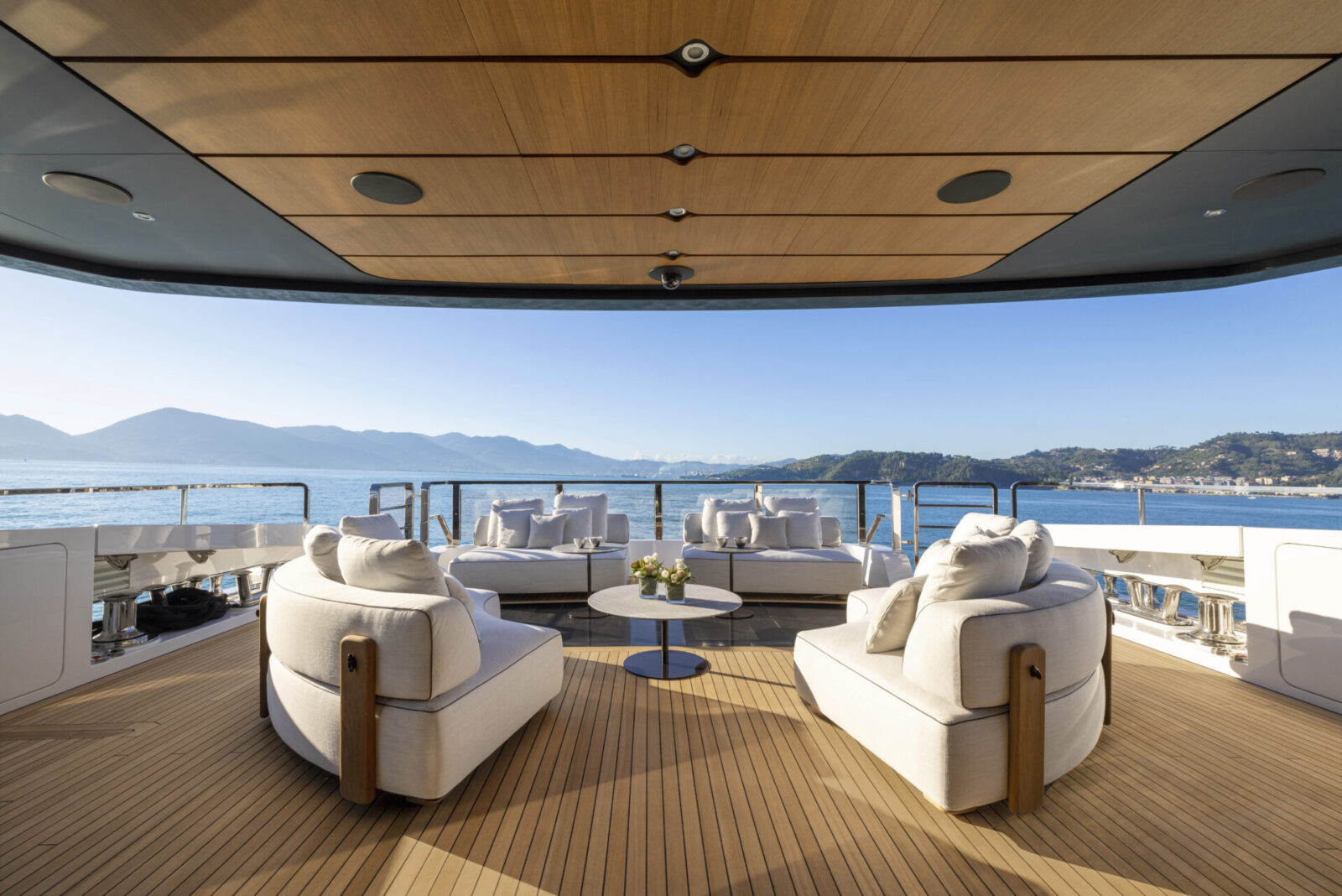 Salotto esterno di lusso su yacht Mangusta Yachts.