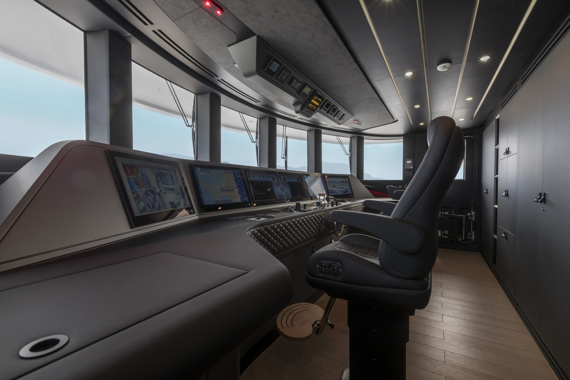 Plancia di comando Mangusta Yachts con schermi digitali.