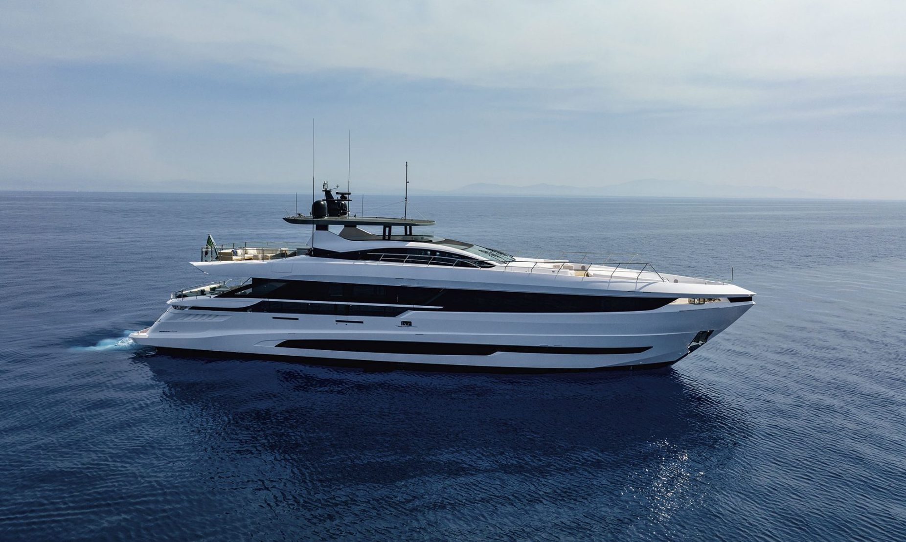Yacht Mangusta naviga sul mare aperto