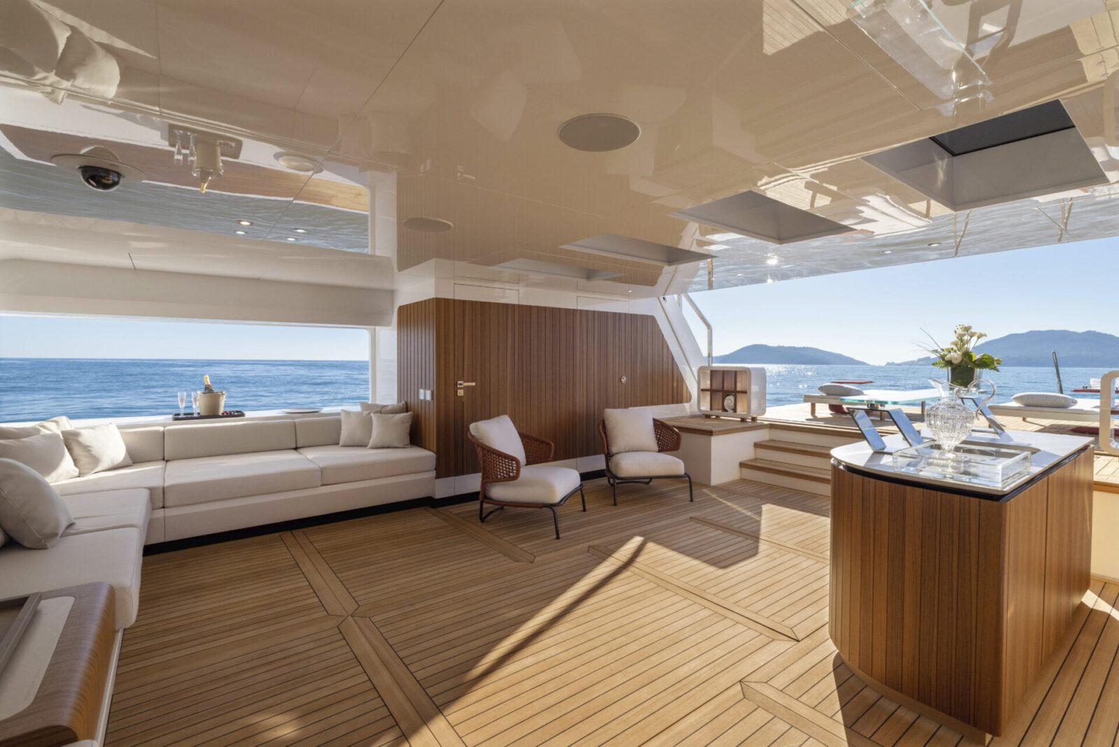 Lounge esterna di lusso su yacht Mangusta al mare.