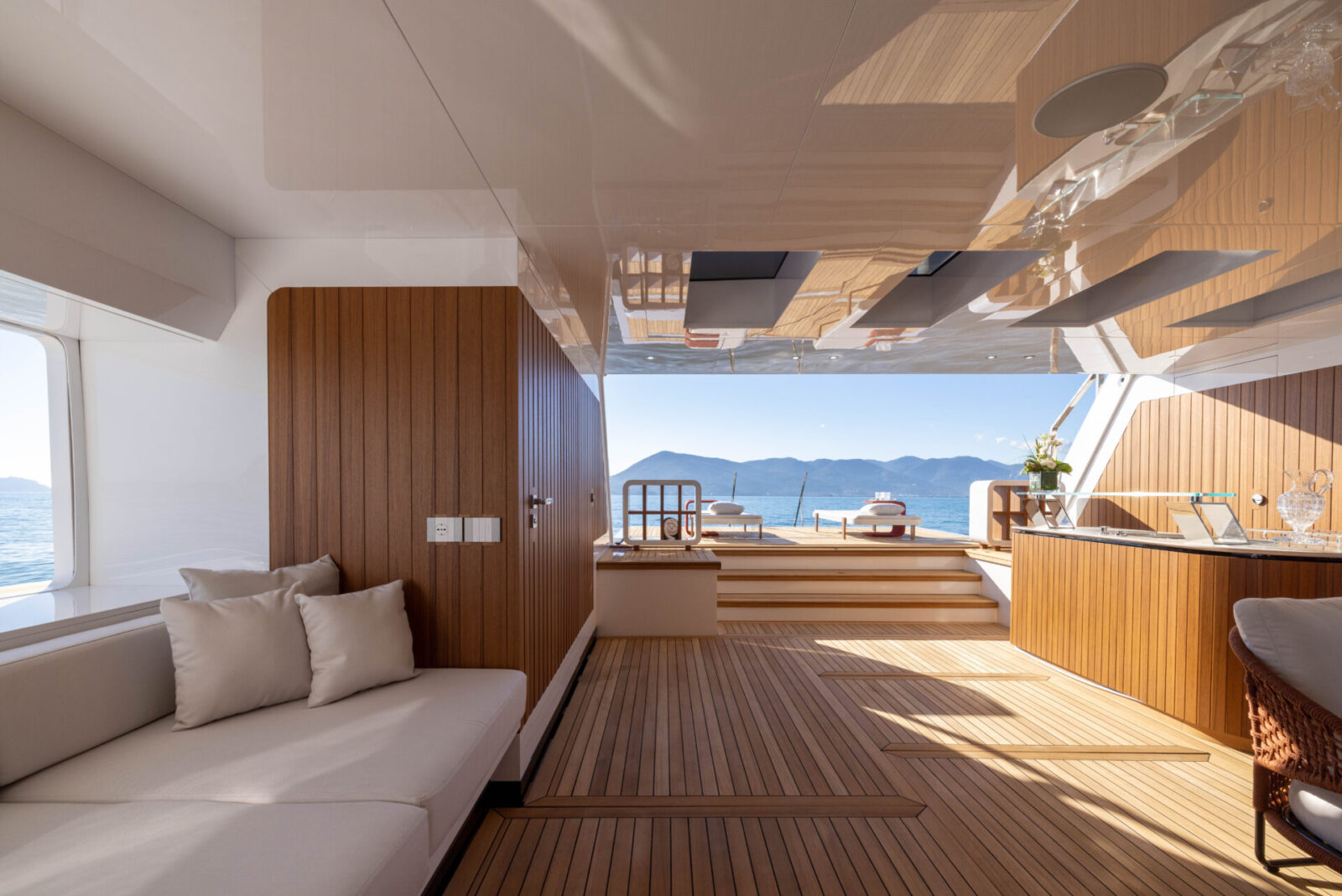 Interni eleganti di uno yacht Mangusta con vista mare.