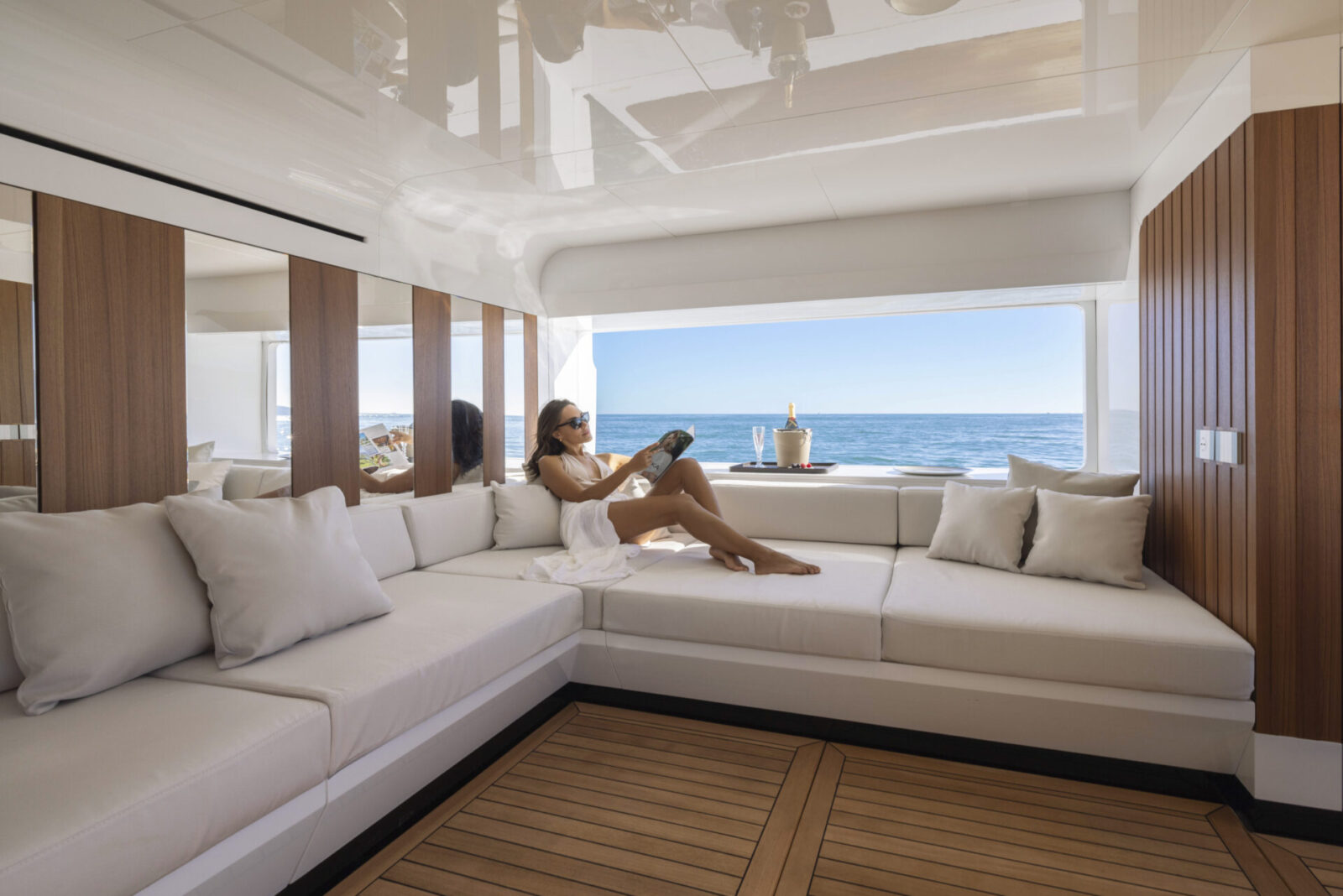 Lusso e relax su yacht Mangusta al mare.