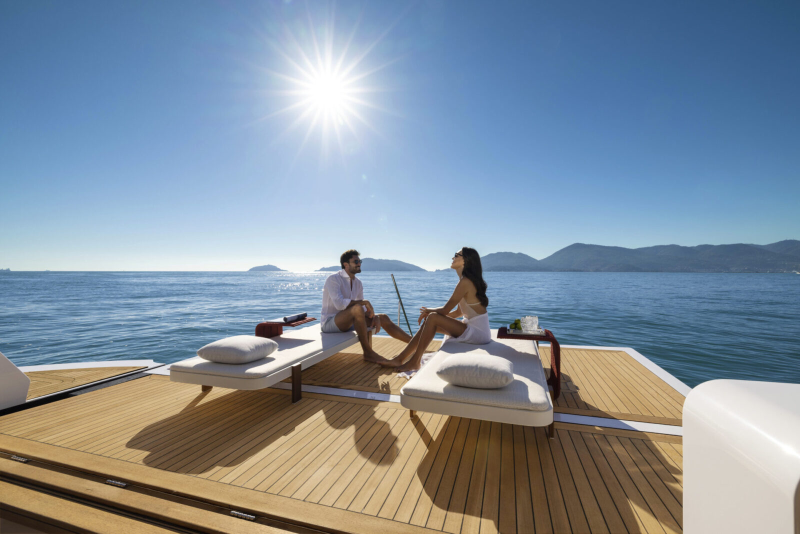 Sole e relax su Mangusta Yacht in mare aperto.