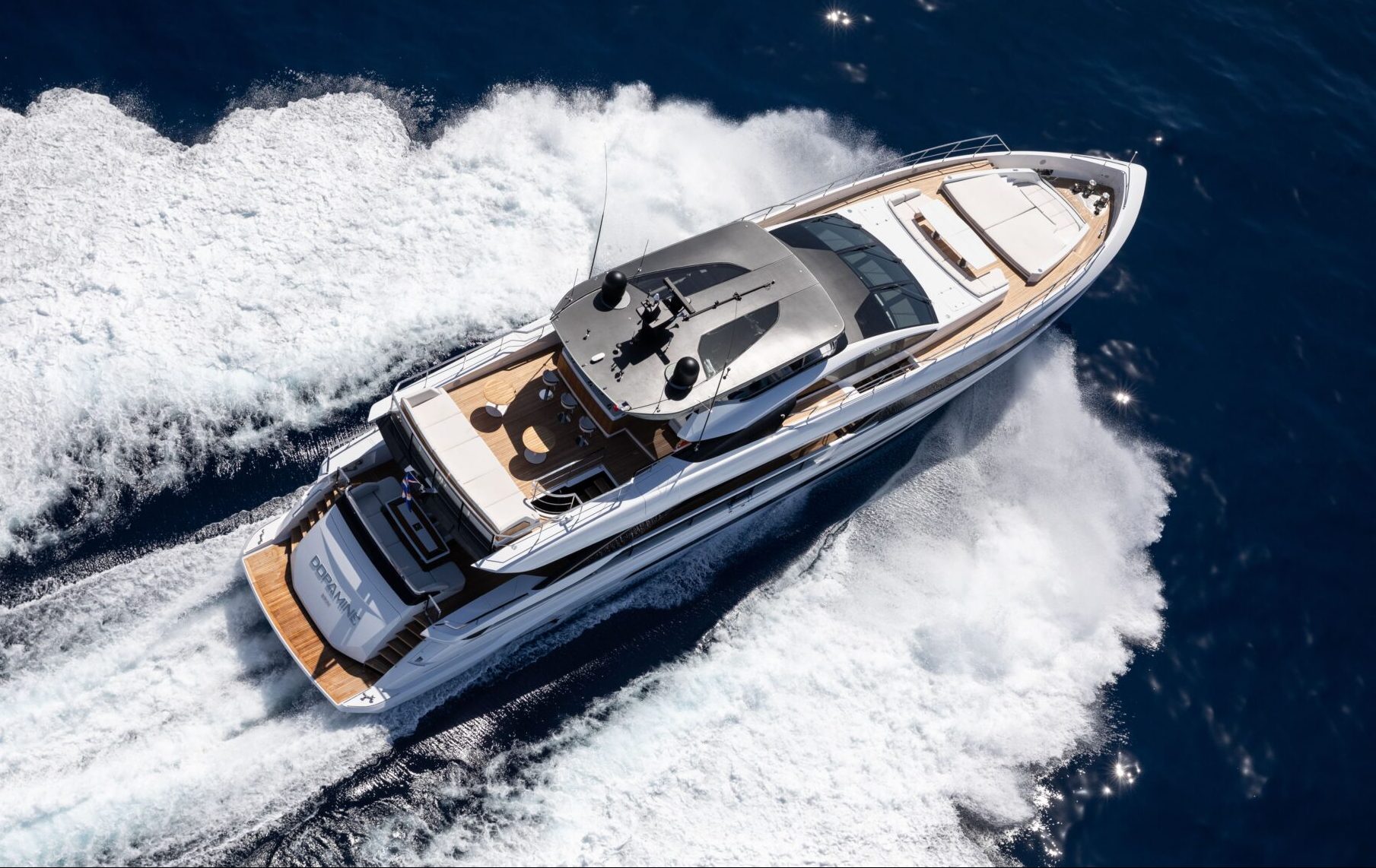 Yacht Mangusta in navigazione su acque blu.