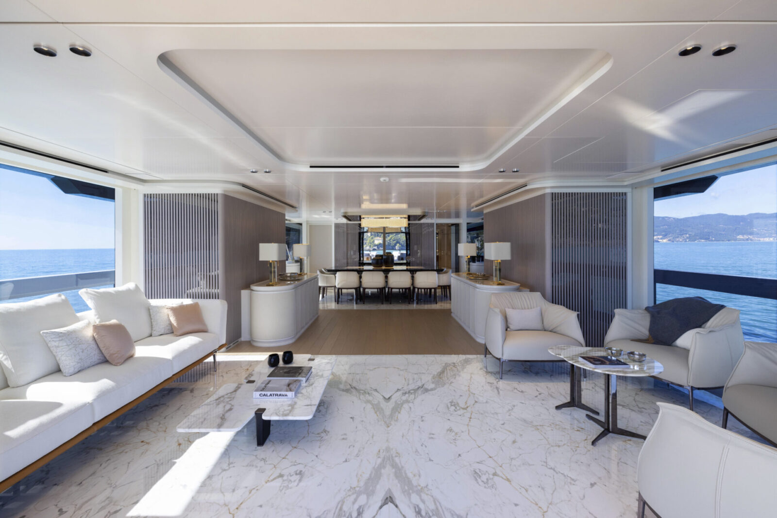 Salone elegante sullo yacht Mangusta con vista mare.