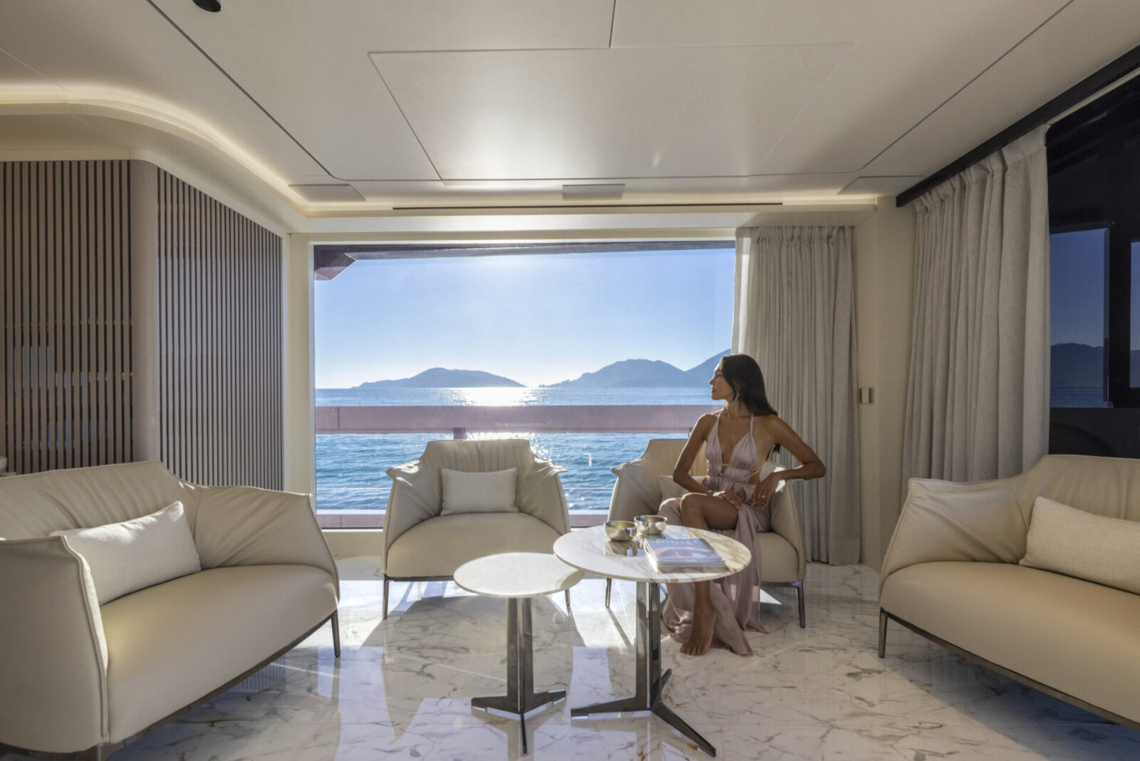 Interni lussuosi Mangusta Yachts con vista mare.