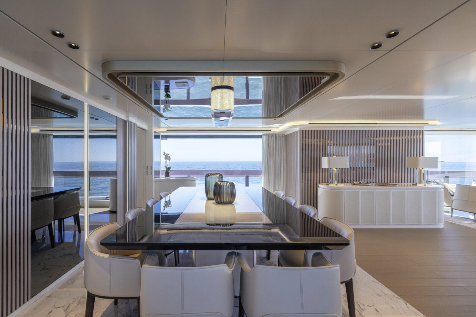 Sala pranzo yacht Mangusta con vista mare.