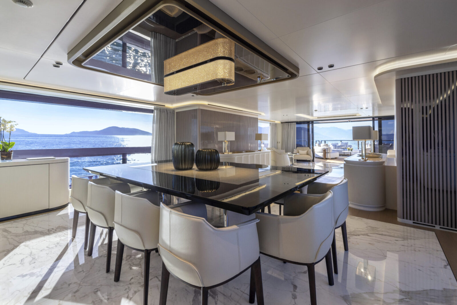 Interni di lusso yacht Mangusta con vista mare.